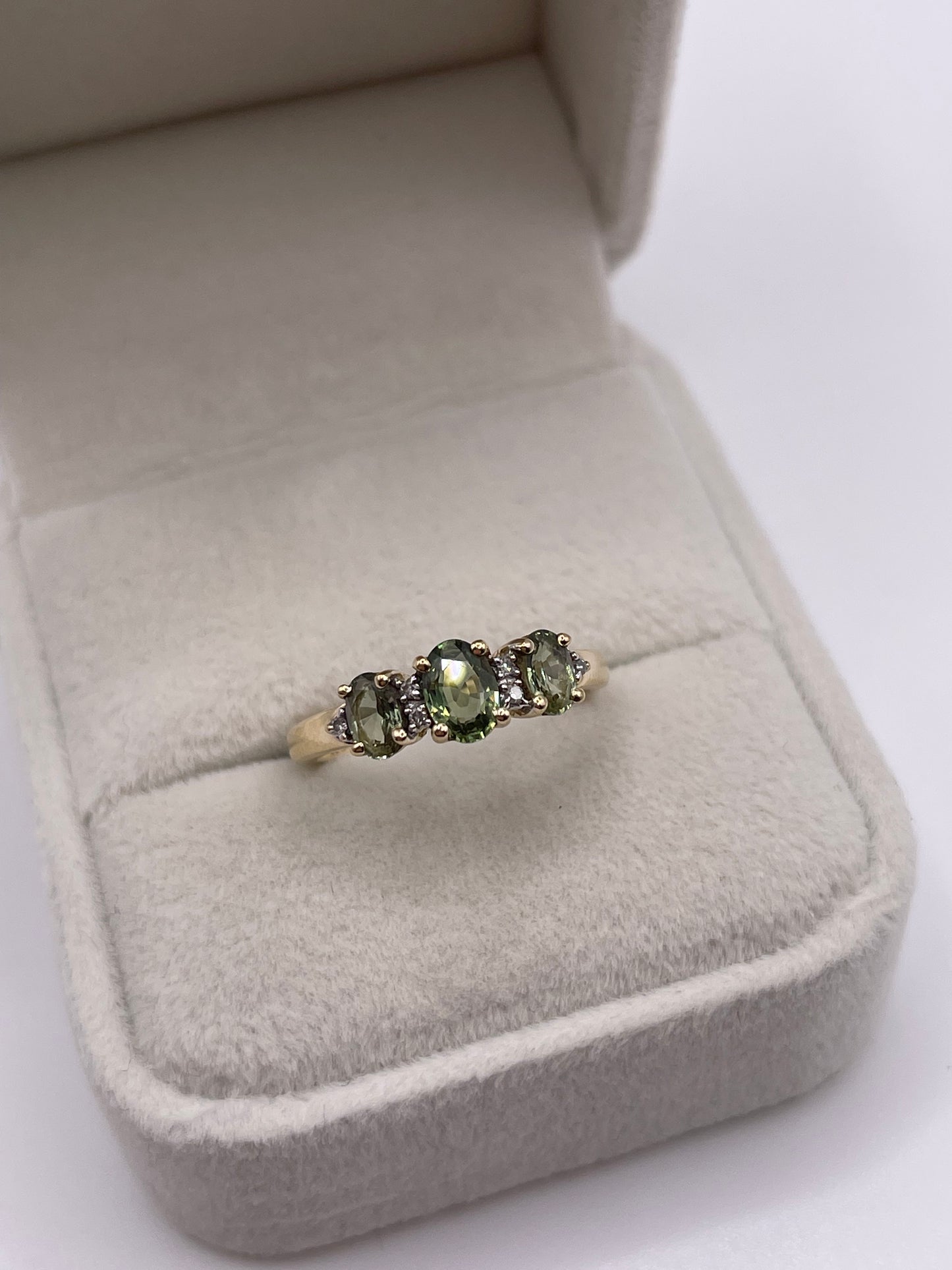 9ct gold green sapphire and diamond ring