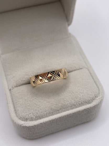 9ct gold patterned band