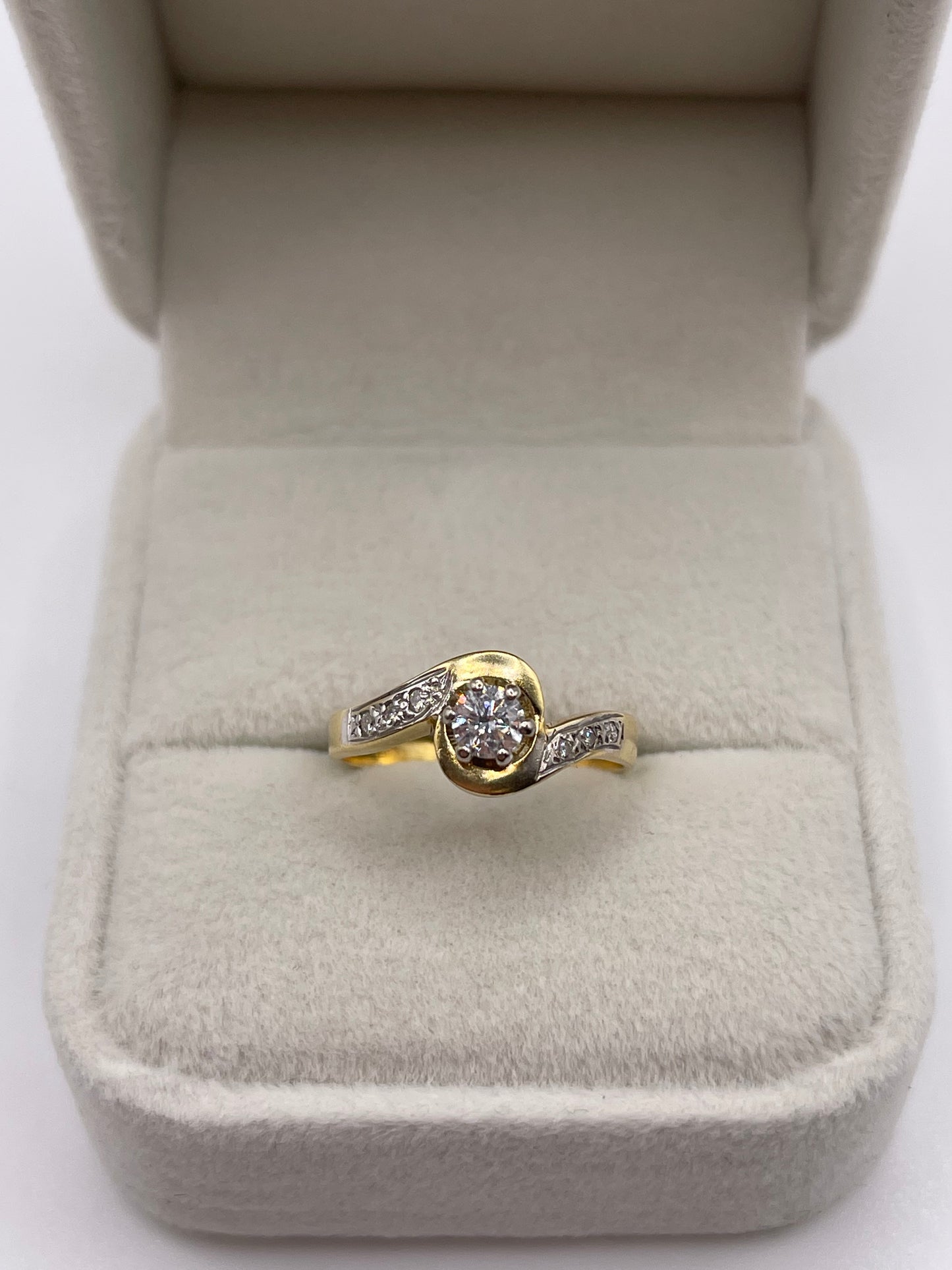 18ct gold diamond ring