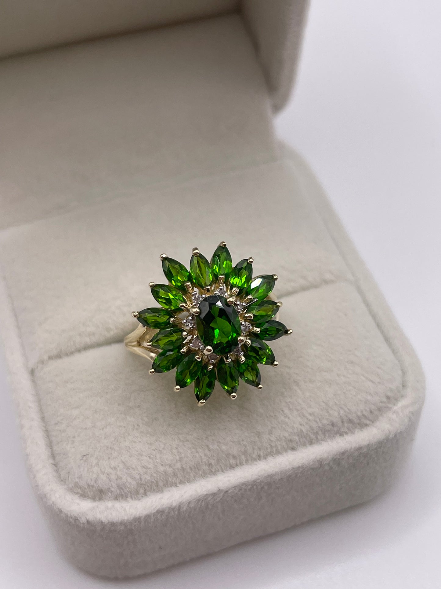 9ct gold diopside and diamond cluster ring