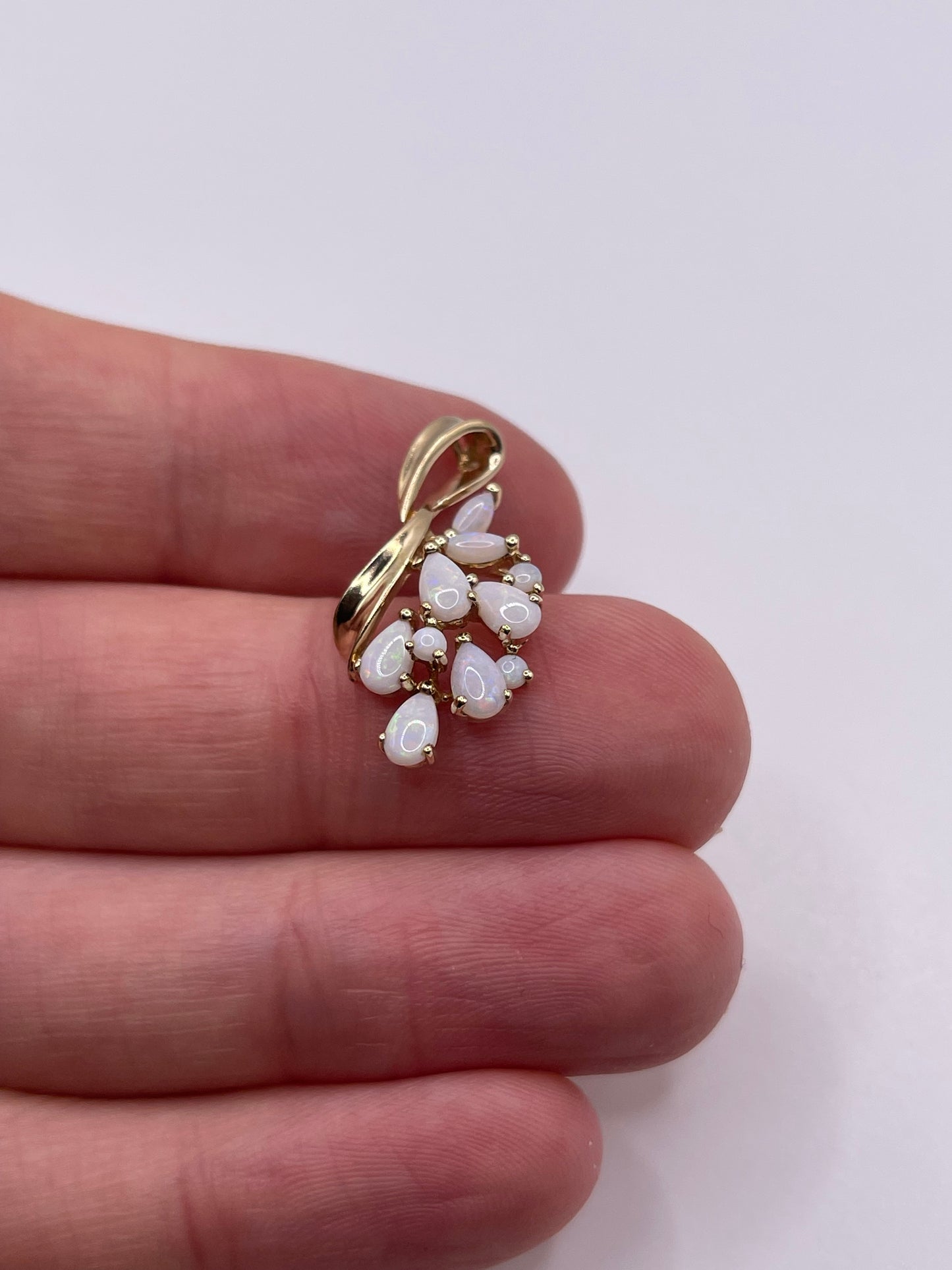 9ct gold opal pendant