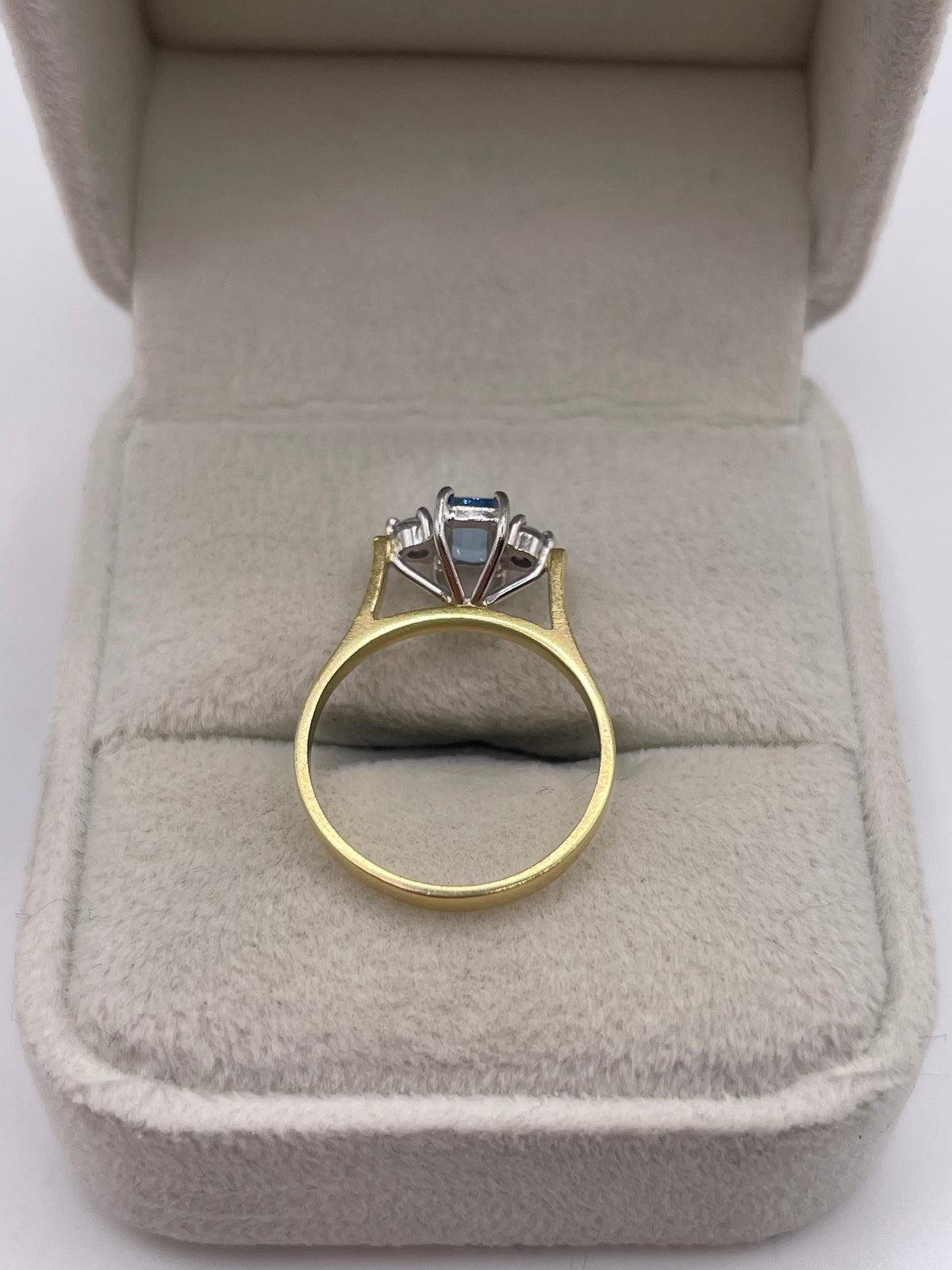 18ct gold aquamarine and diamond ring