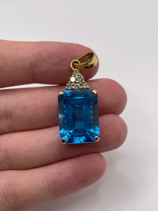 14ct gold blue topaz and diamond pendant
