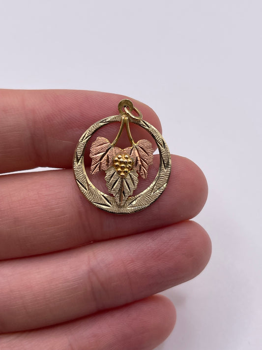 9ct gold leaf pendant