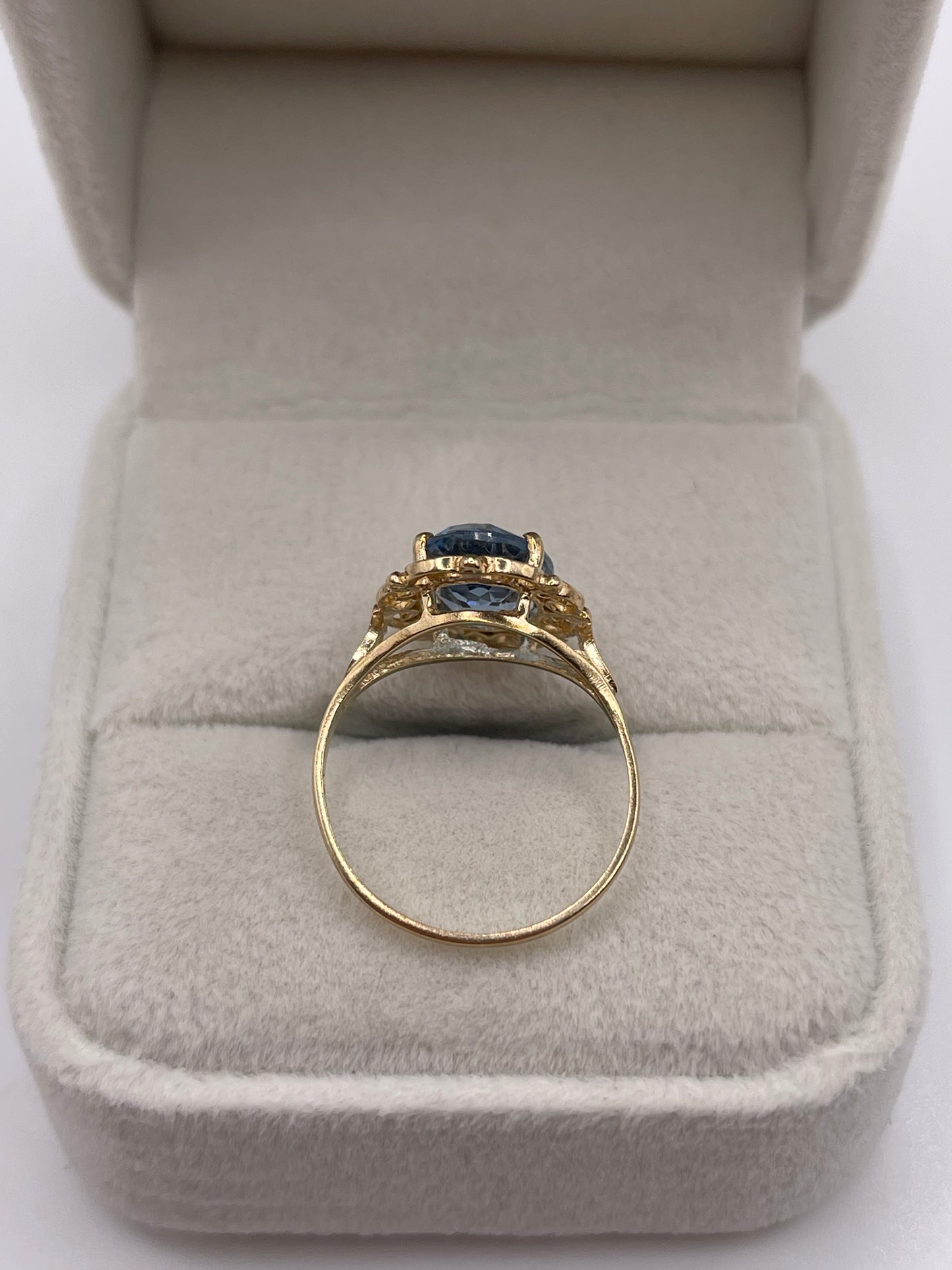 9ct gold synthetic spinel ring