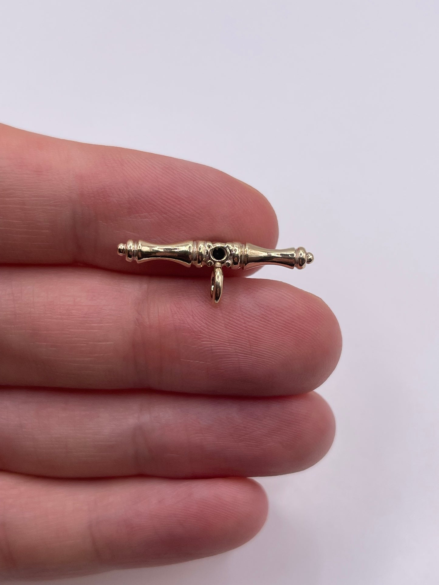 9ct gold sapphire t bar pendant