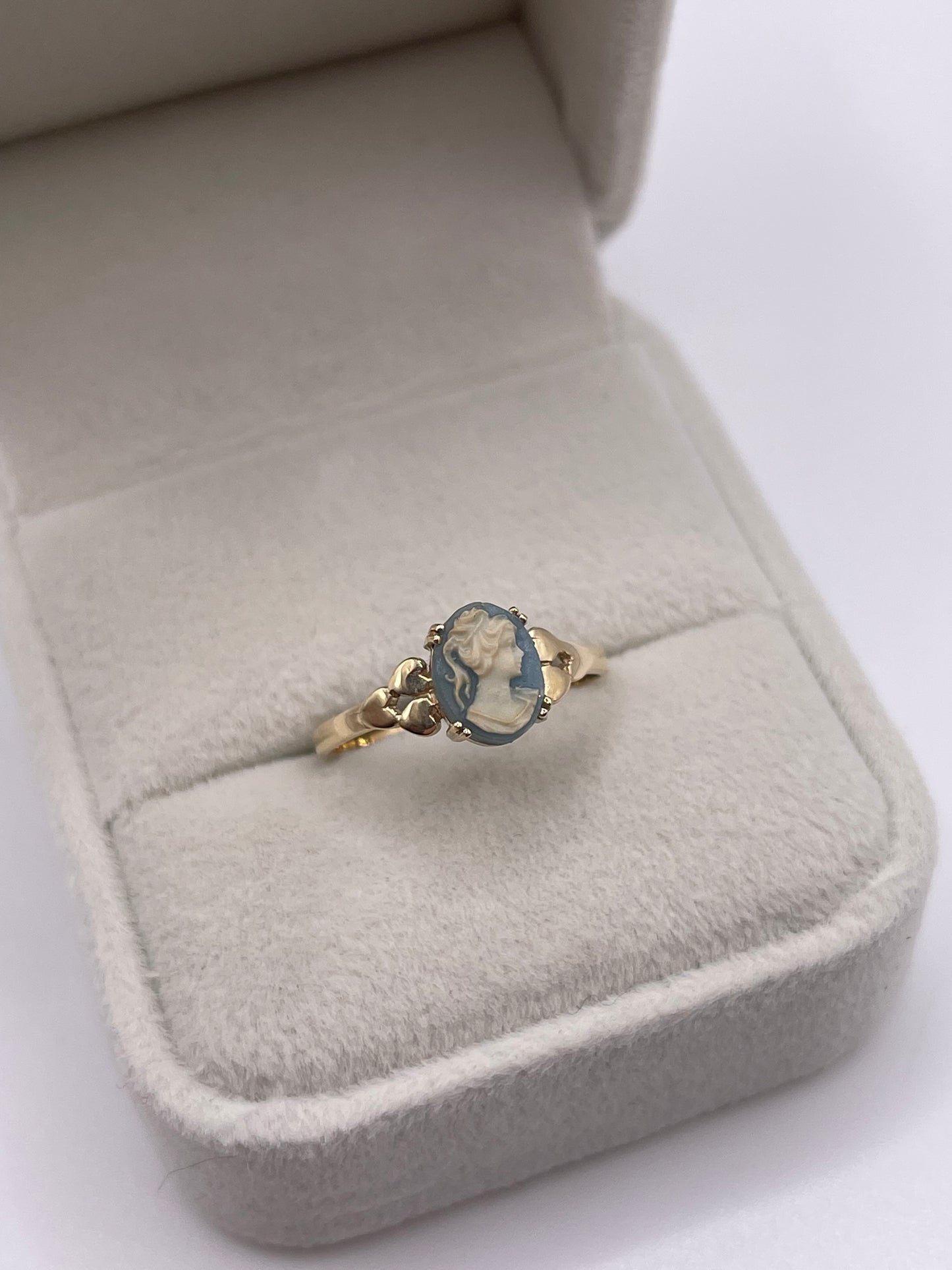 9ct gold Wedgwood cameo ring