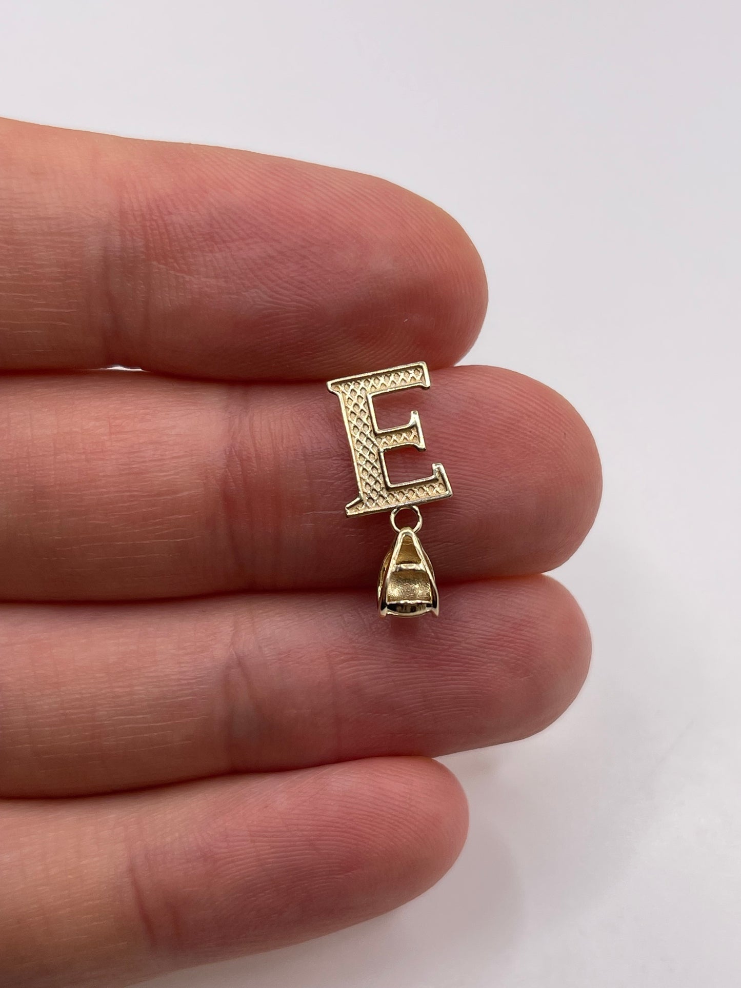 9ct gold initial E pendant