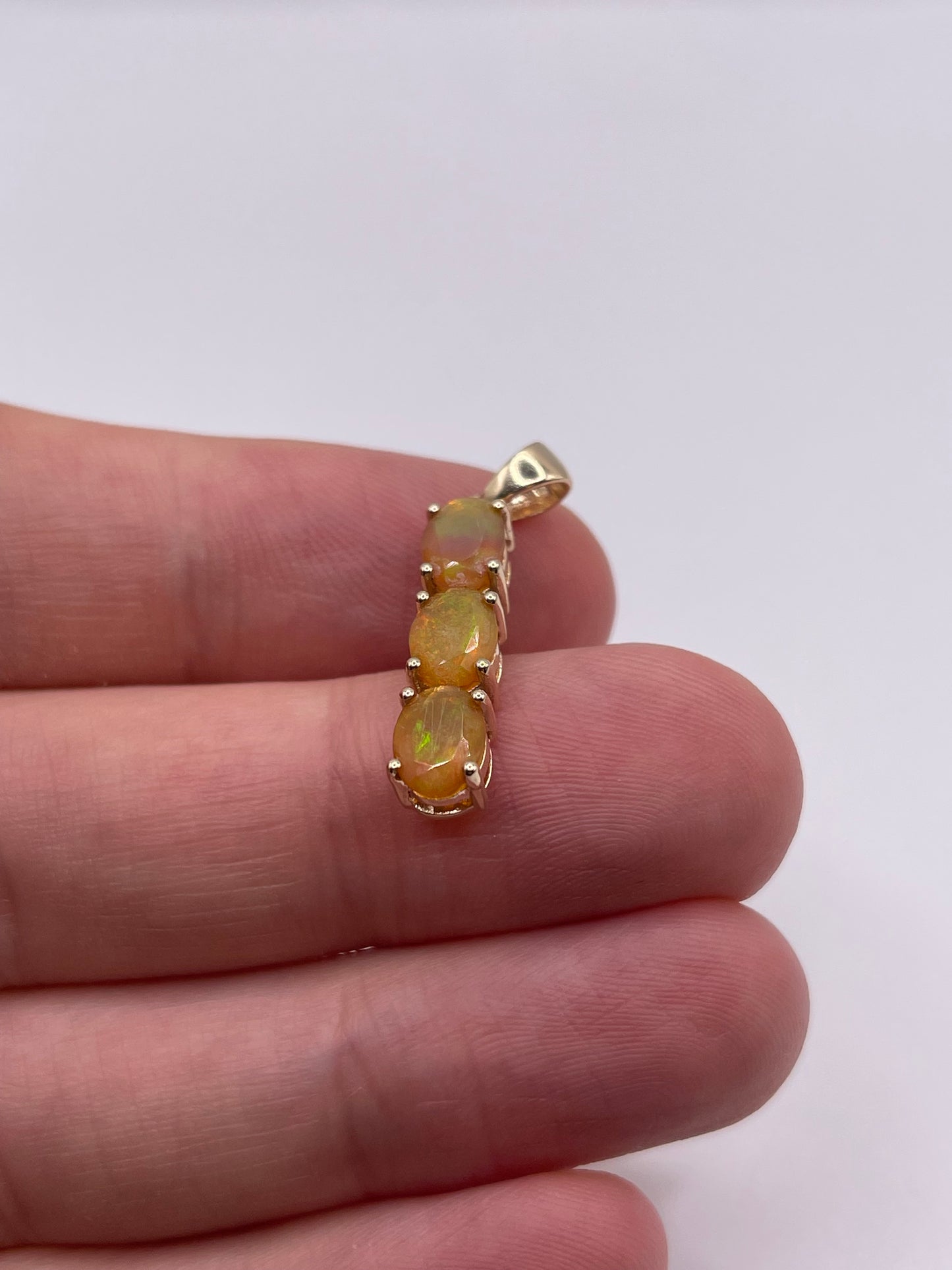 9ct gold opal pendant