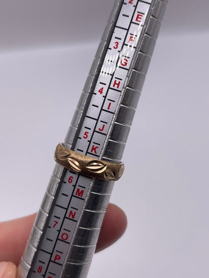 9ct gold patterned band