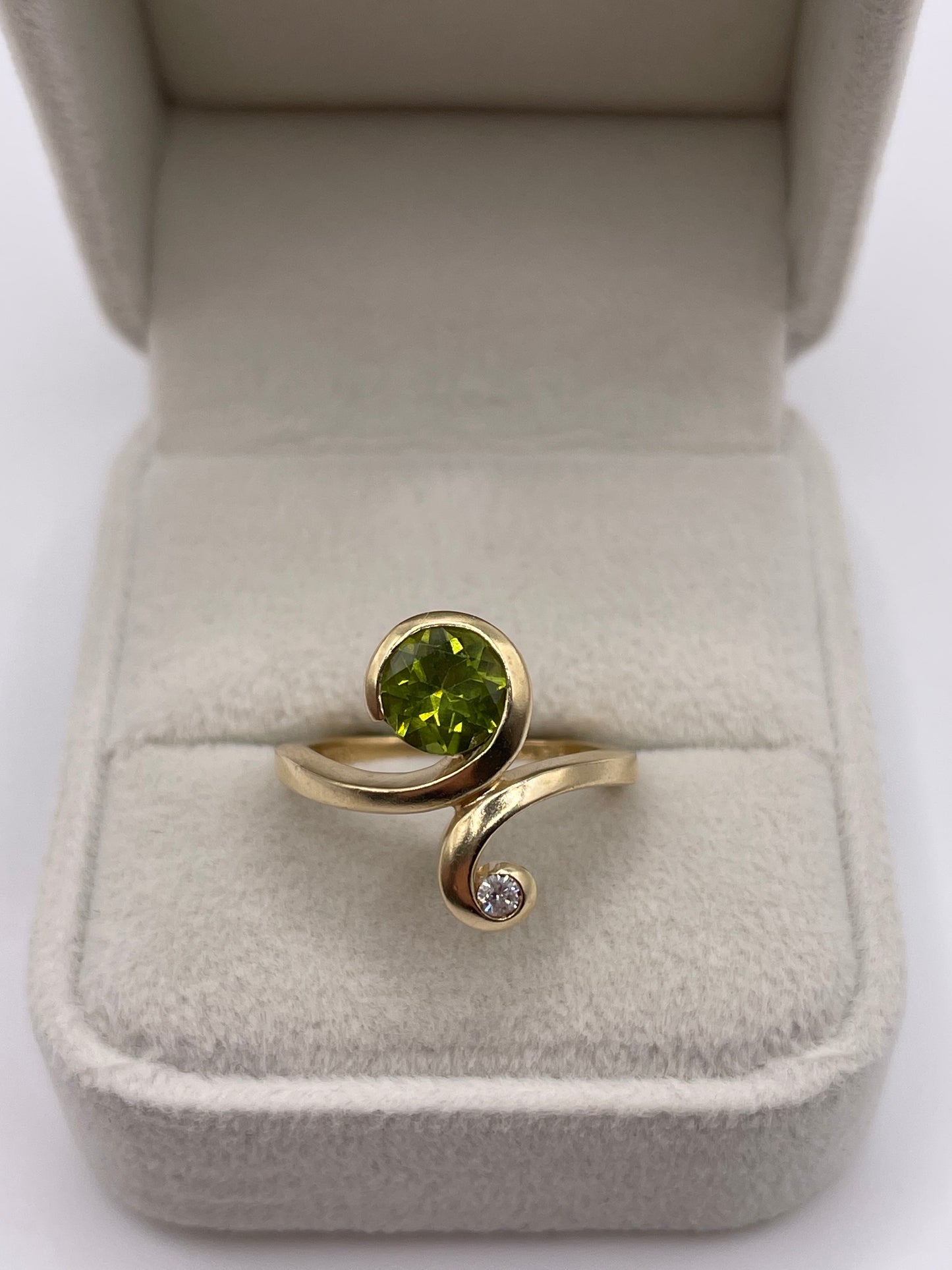 9ct gold peridot and diamond ring
