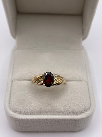 9ct gold garnet ring