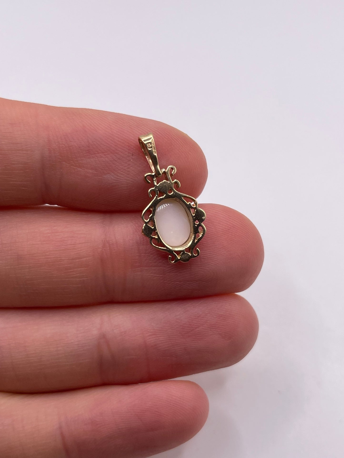 9ct gold opal pendant