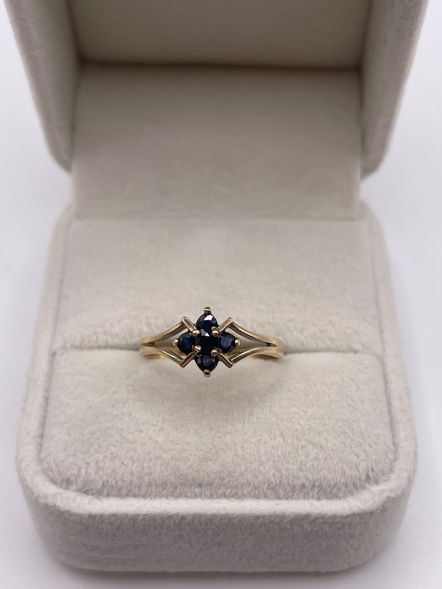 9ct gold sapphire ring