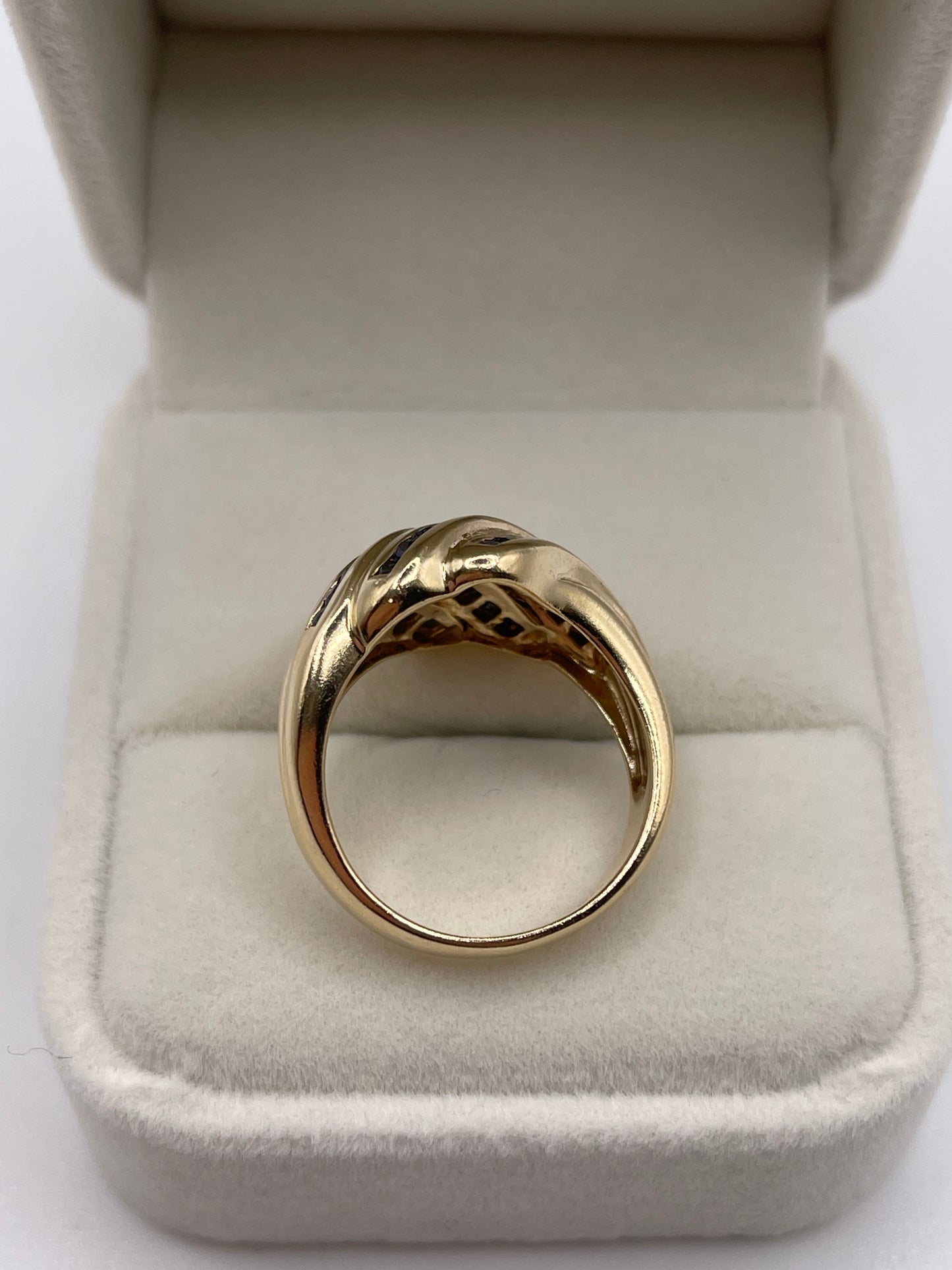 Heavy 9ct gold sapphire ring