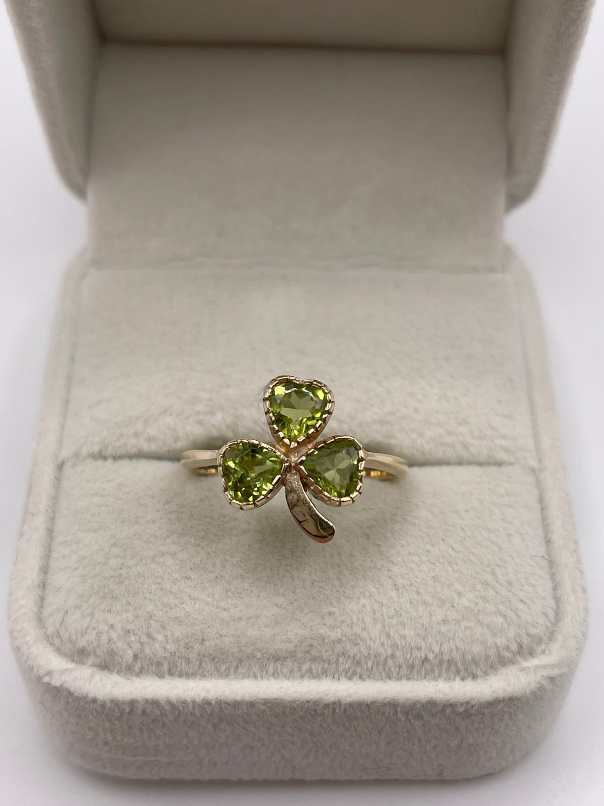 9ct gold peridot clover ring