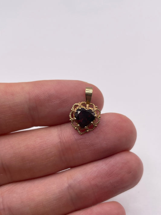 9ct gold garnet heart pendant