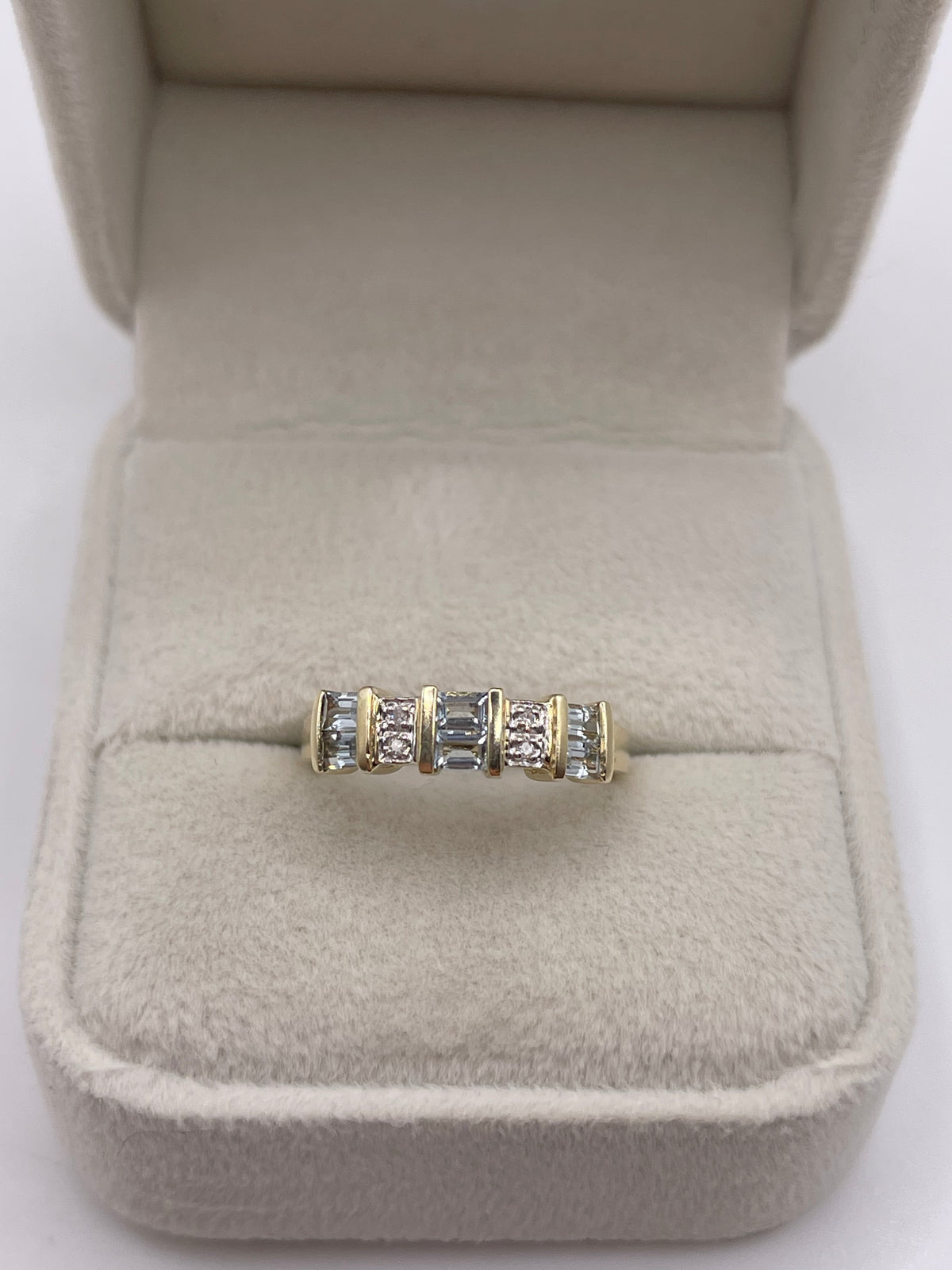 9ct gold aquamarine and diamond ring