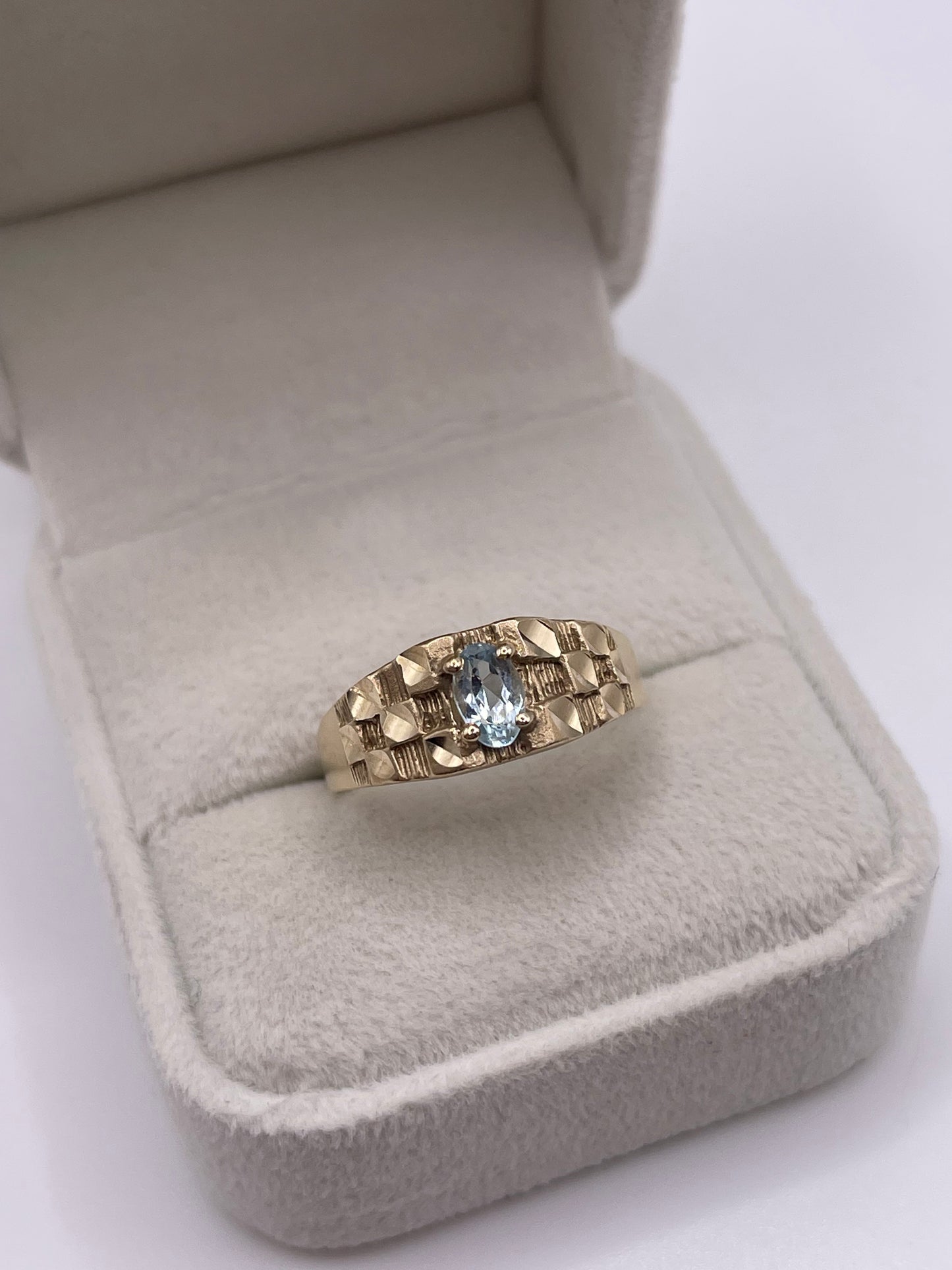 9ct gold aquamarine ring