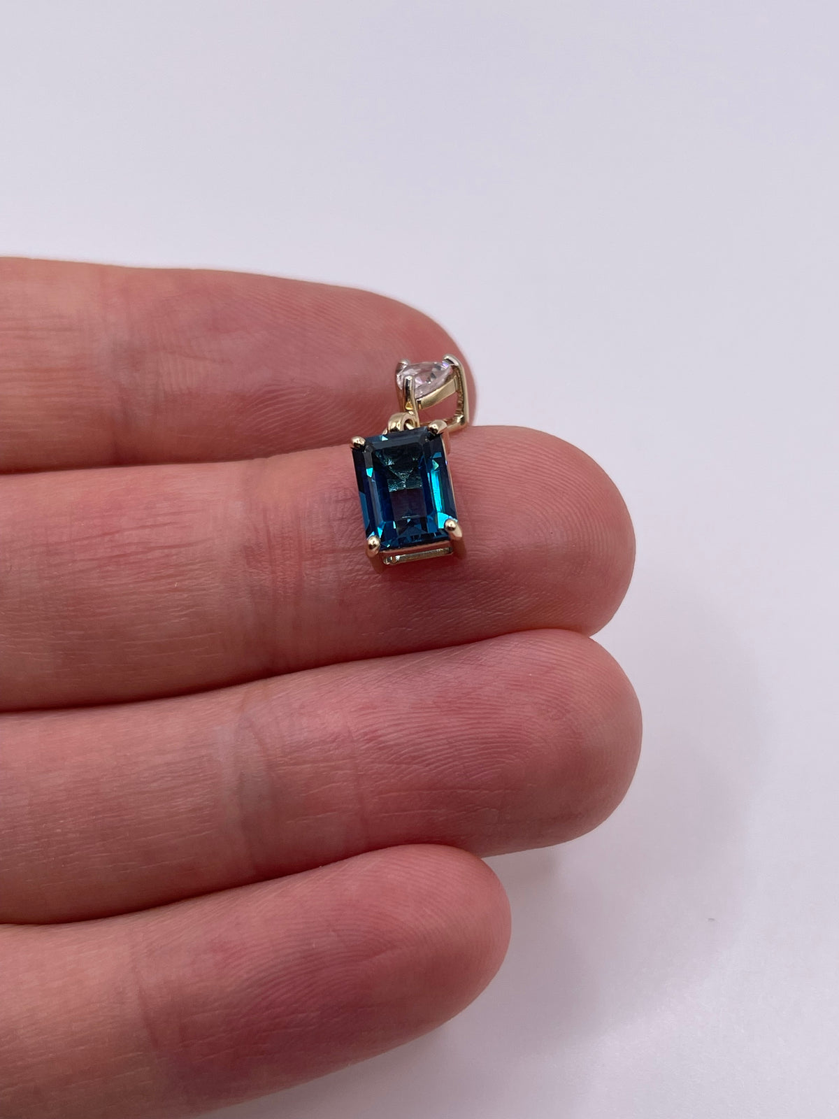 9ct gold topaz pendant
