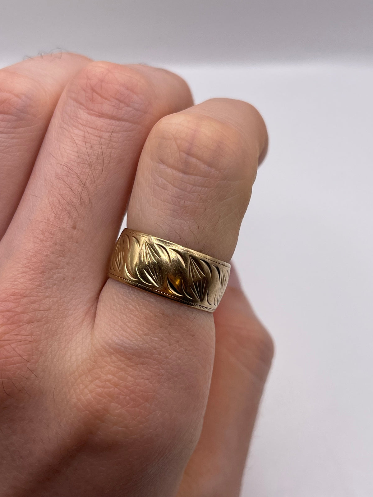 9ct gold patterned band