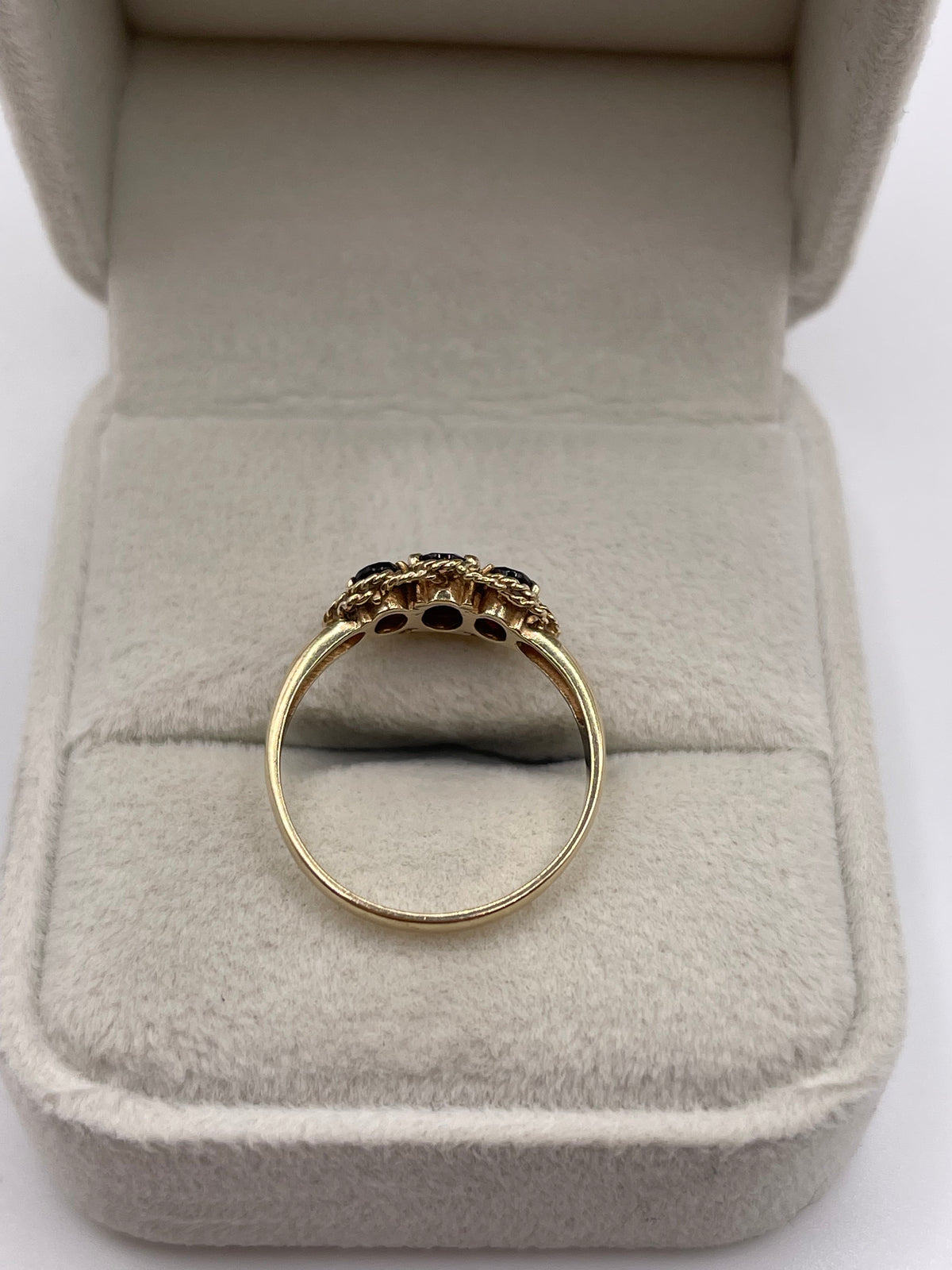 9ct gold garnet ring