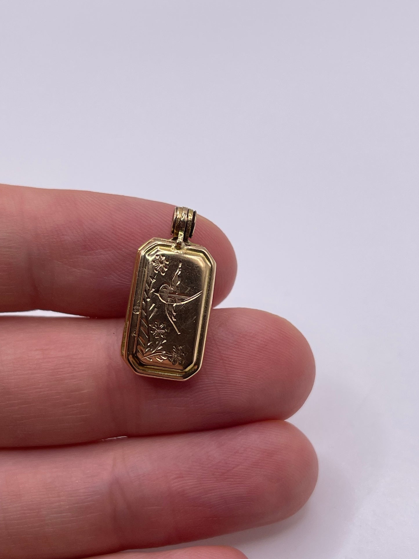 9ct gold locket pendant