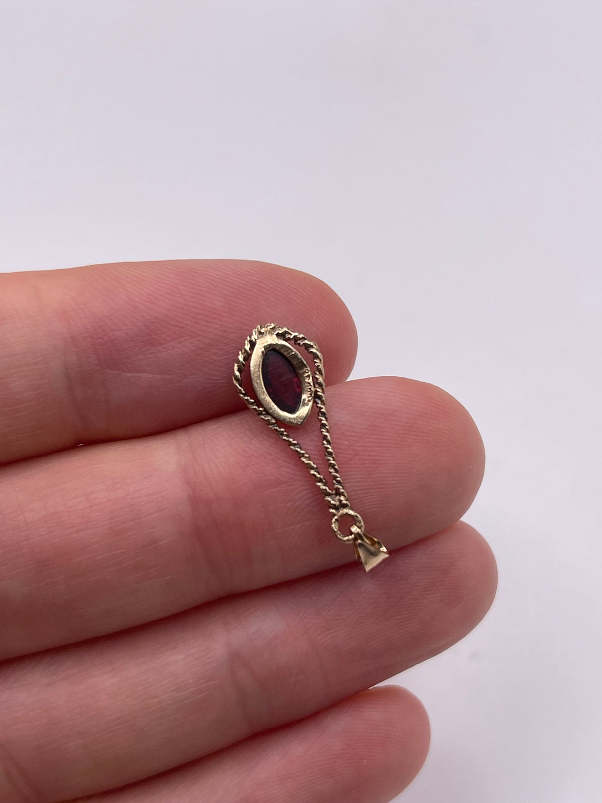 9ct gold cabochon garnet pendant