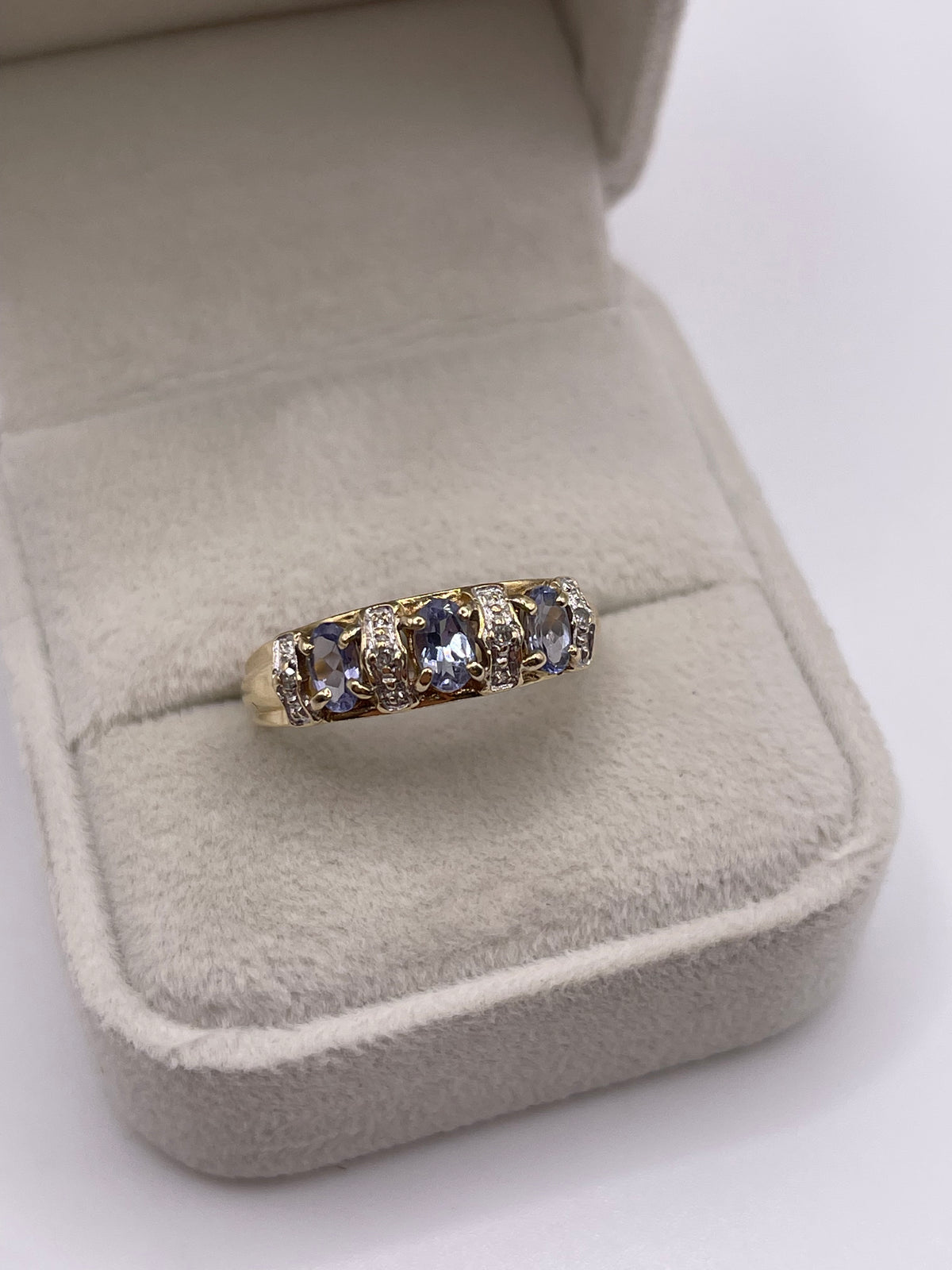 9ct gold tanzanite and diamond ring