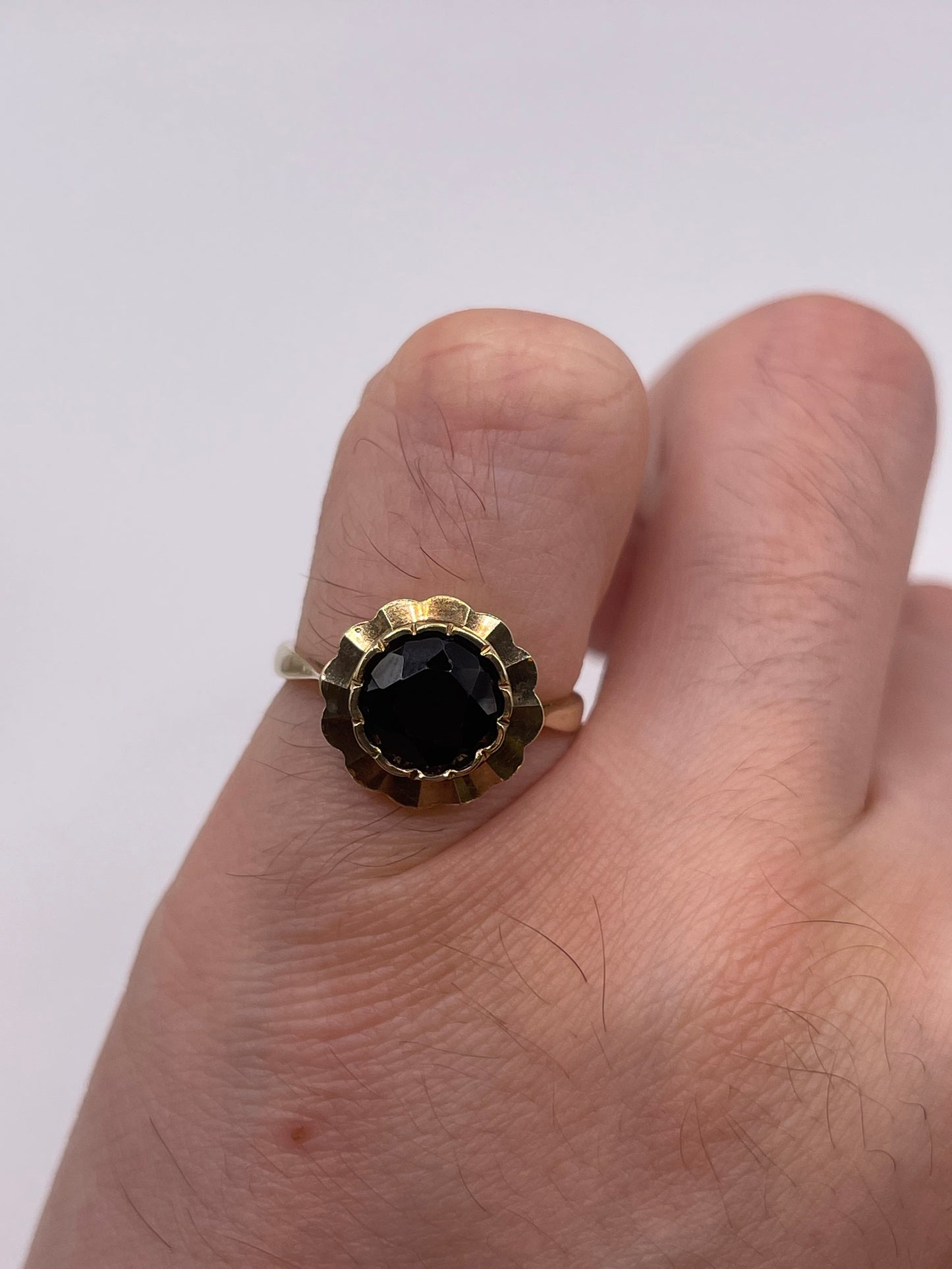 9ct gold garnet ring