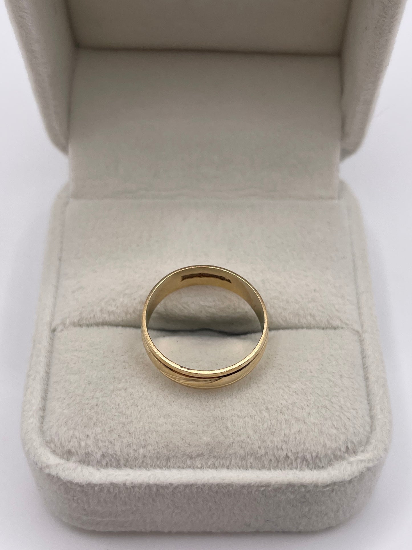 9ct gold patterned band