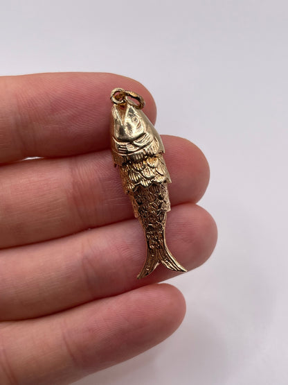 9ct gold articulated fish pendant
