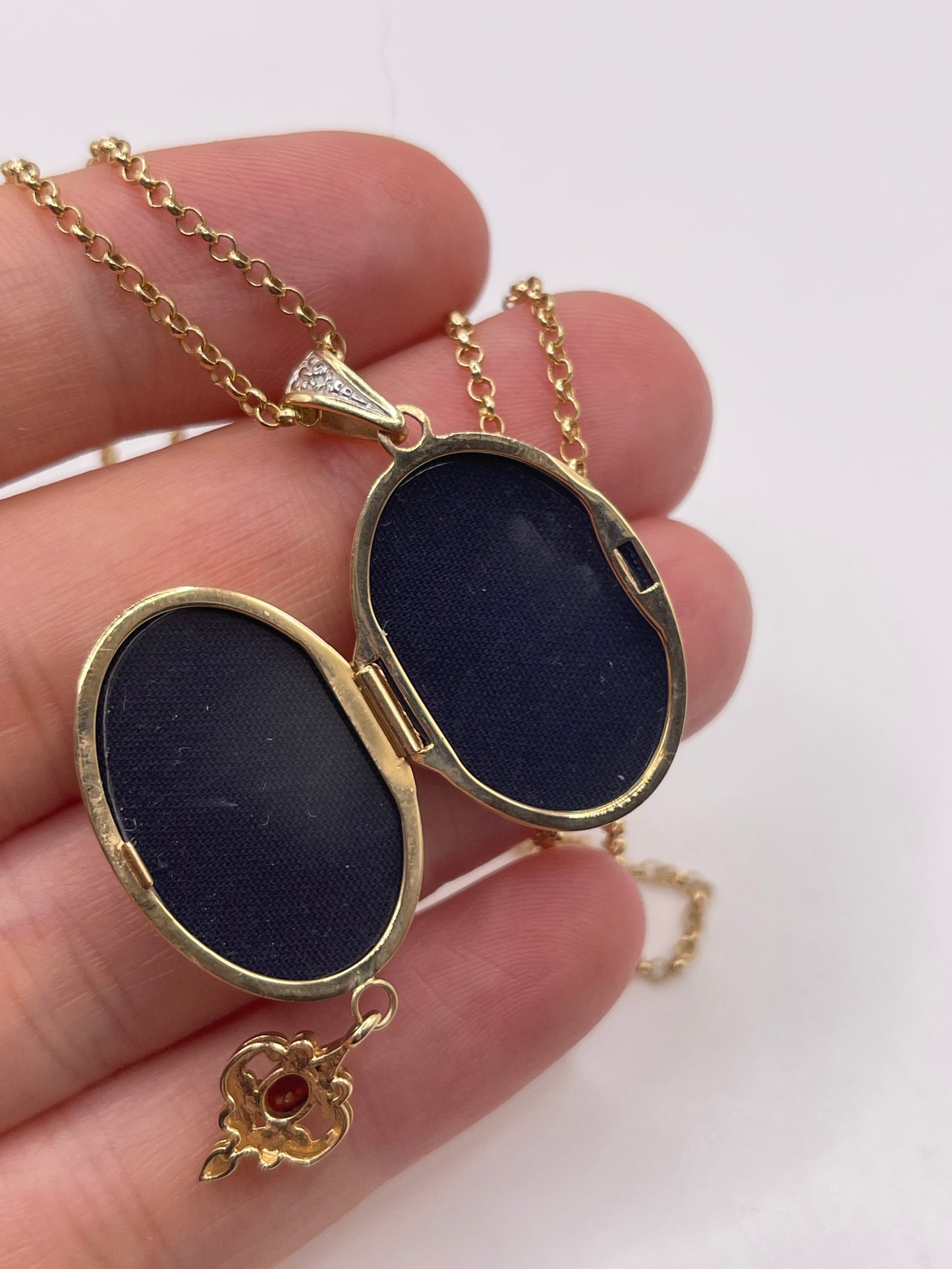 9ct gold garnet locket pendant