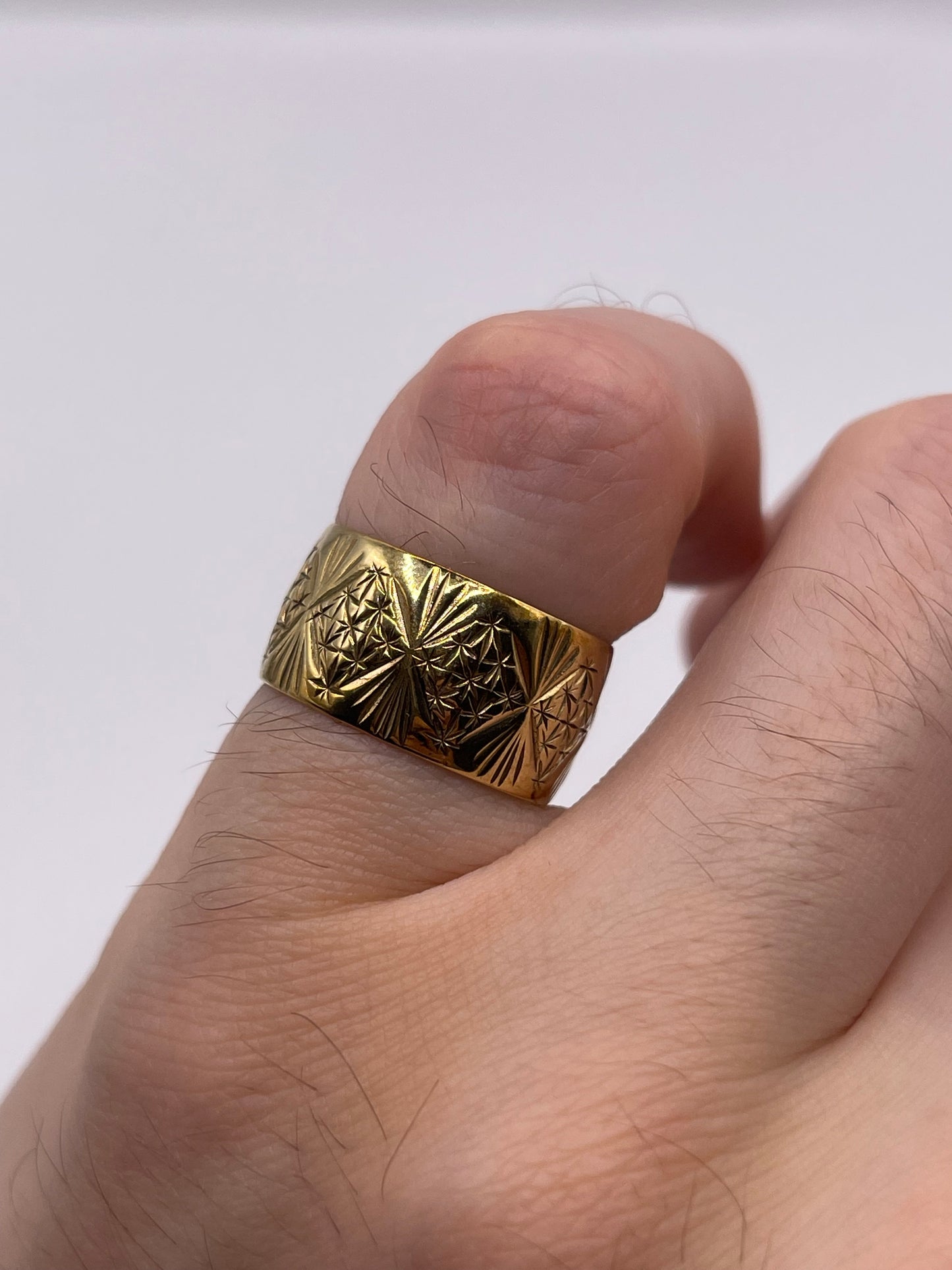 9ct gold patterned band