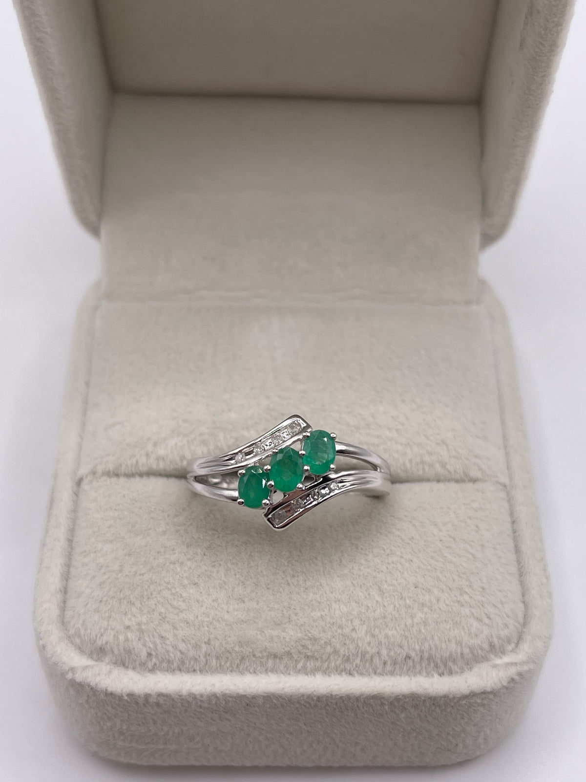 9ct white gold emerald and diamond ring