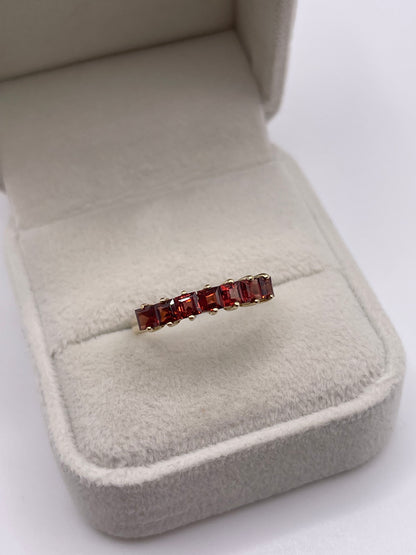 9ct gold garnet ring