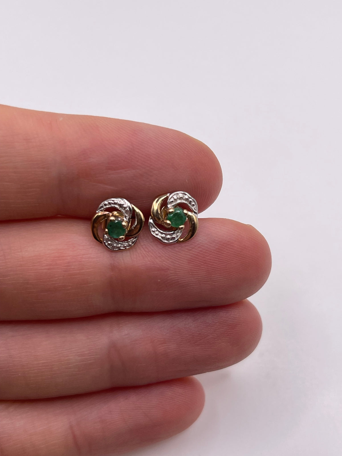 9ct gold emerald earrings