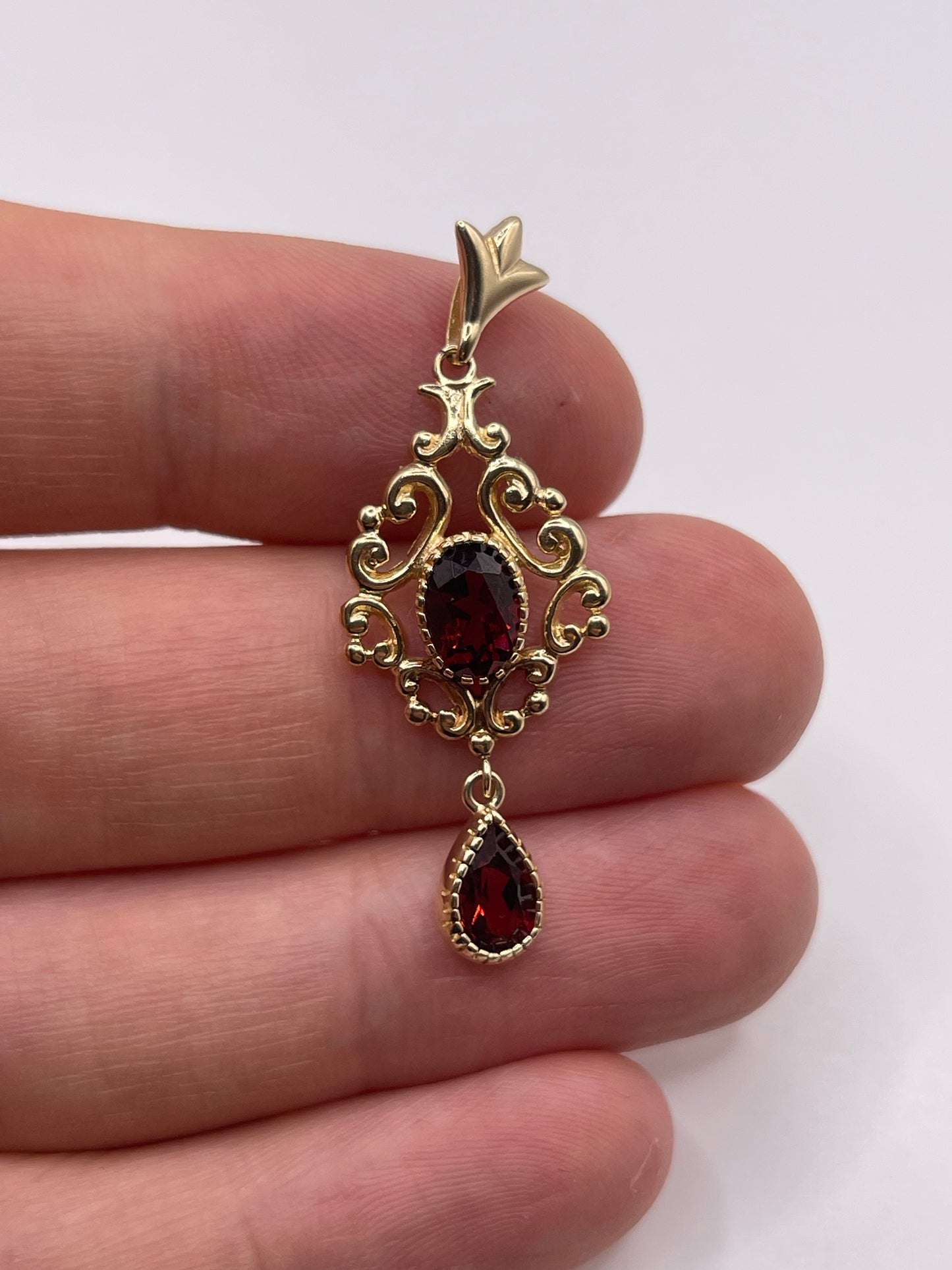 9ct gold garnet pendant