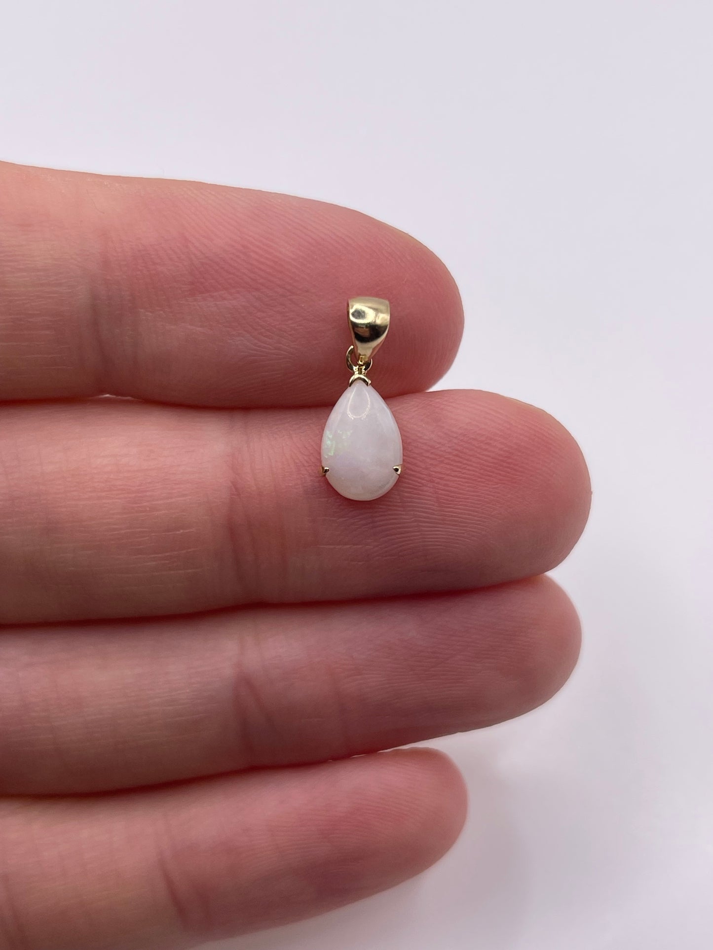 9ct gold opal pendant