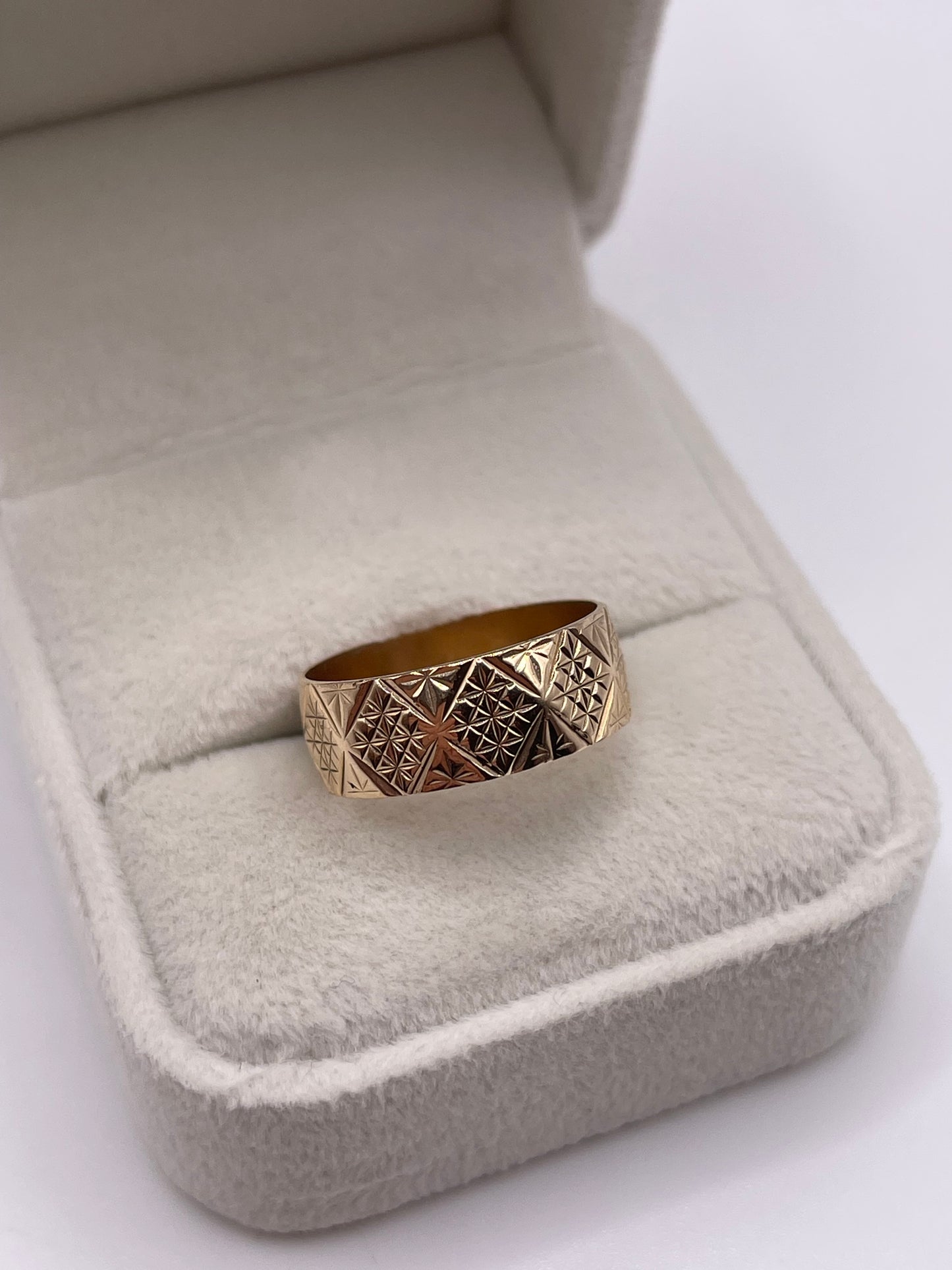 9ct gold patterned band