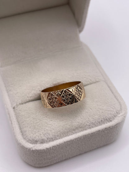 9ct gold patterned band