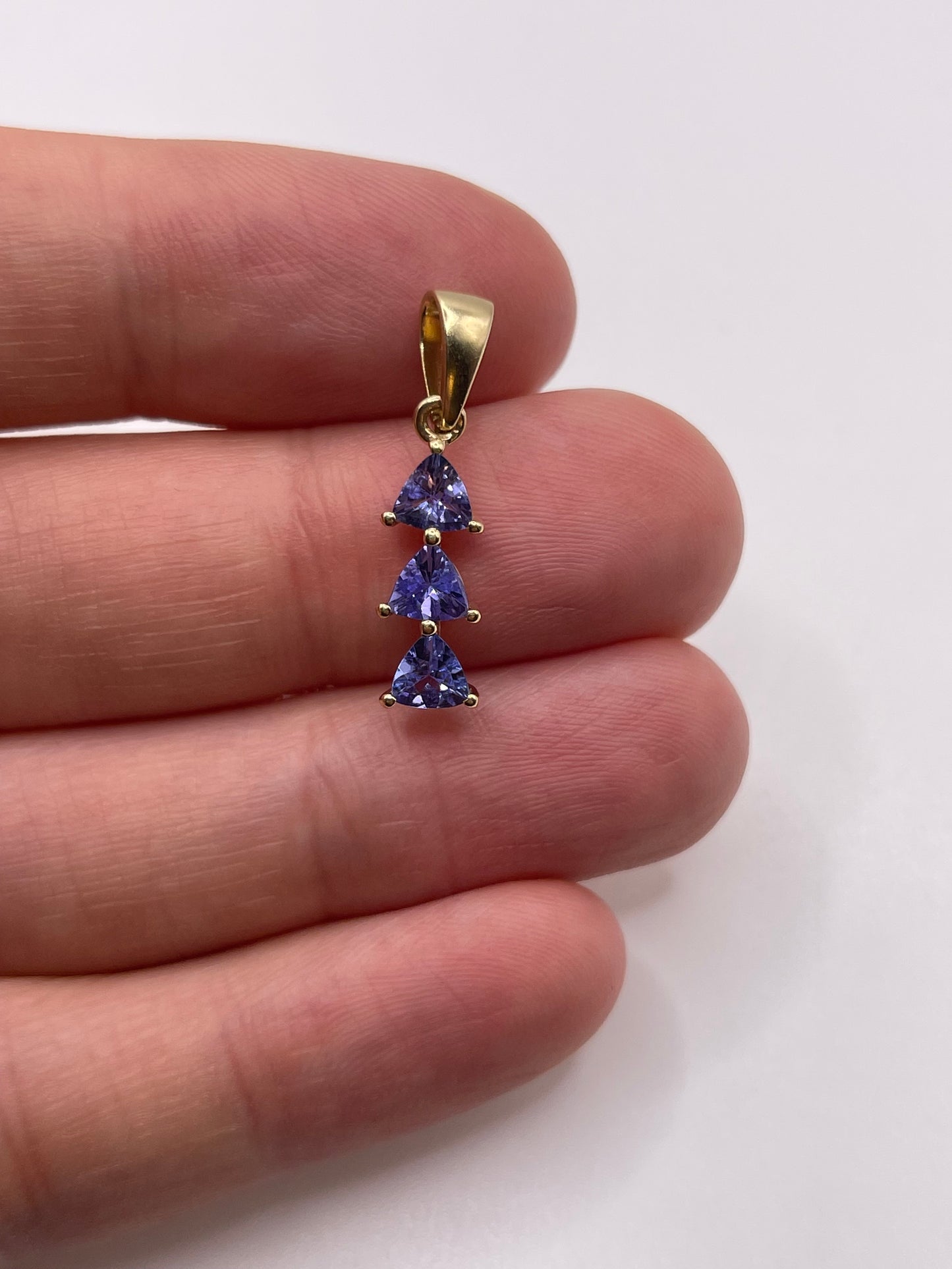 9ct gold tanzanite pendant