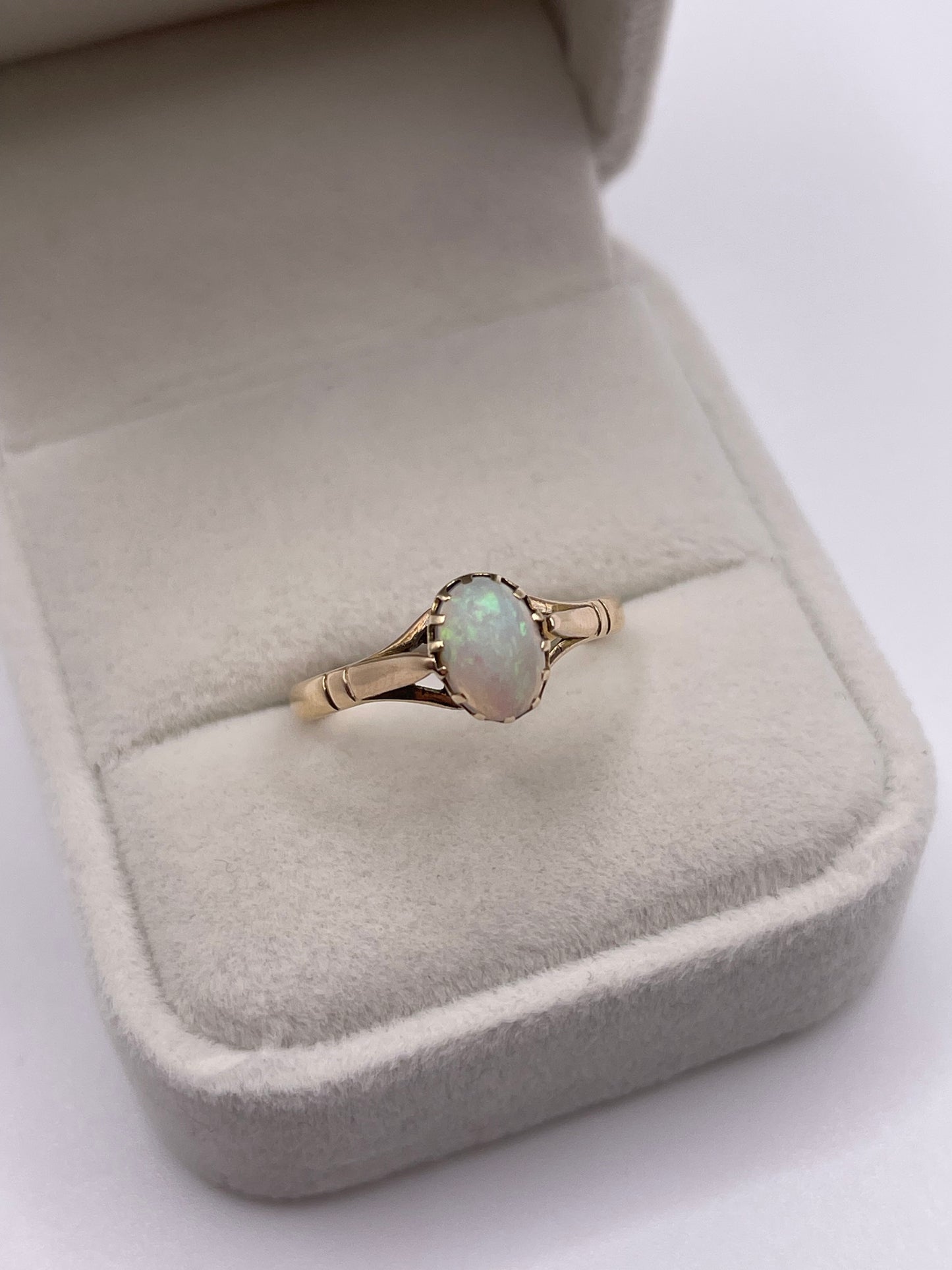 Antique 9ct gold opal ring