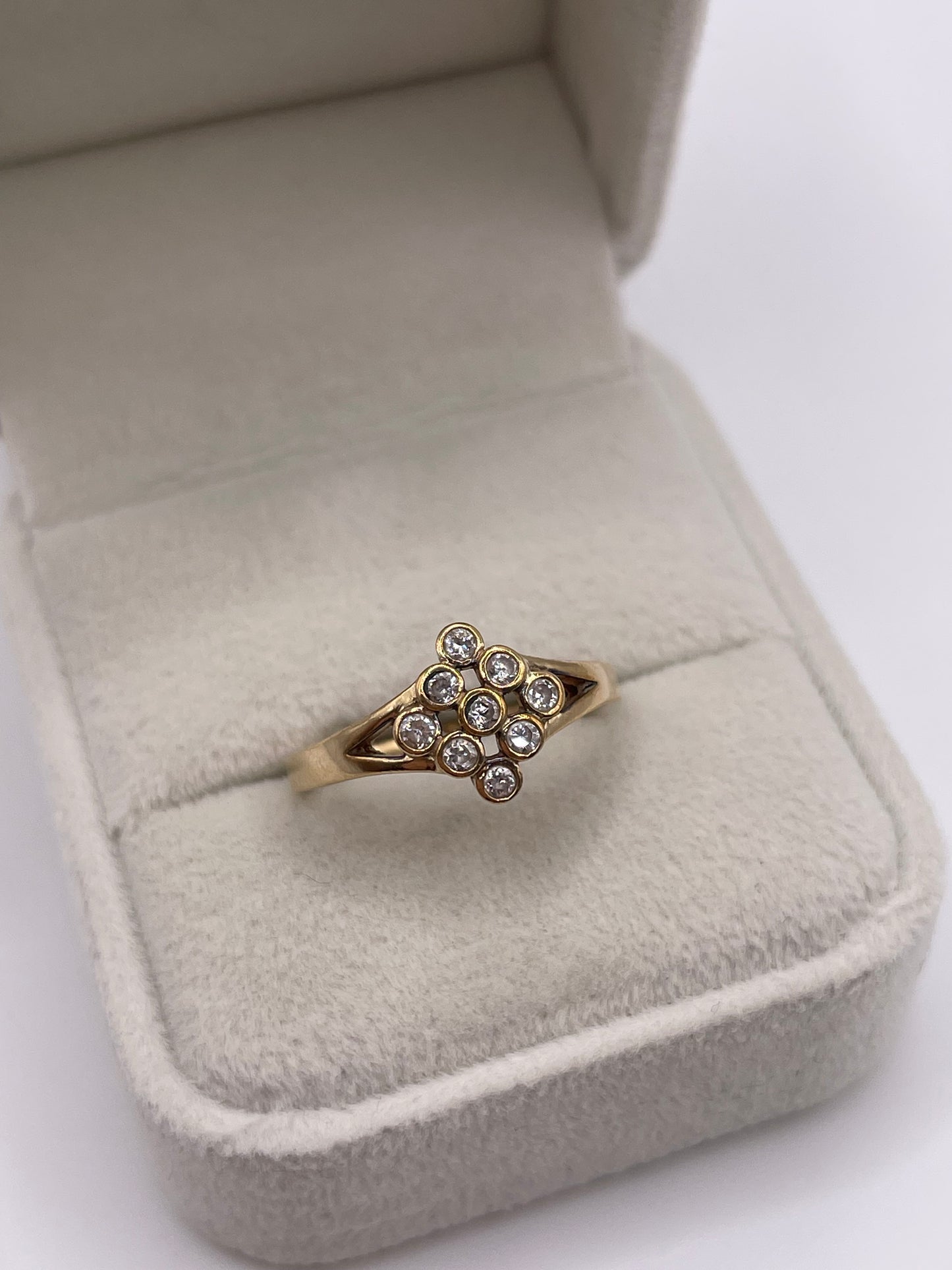 9ct gold diamond cluster ring