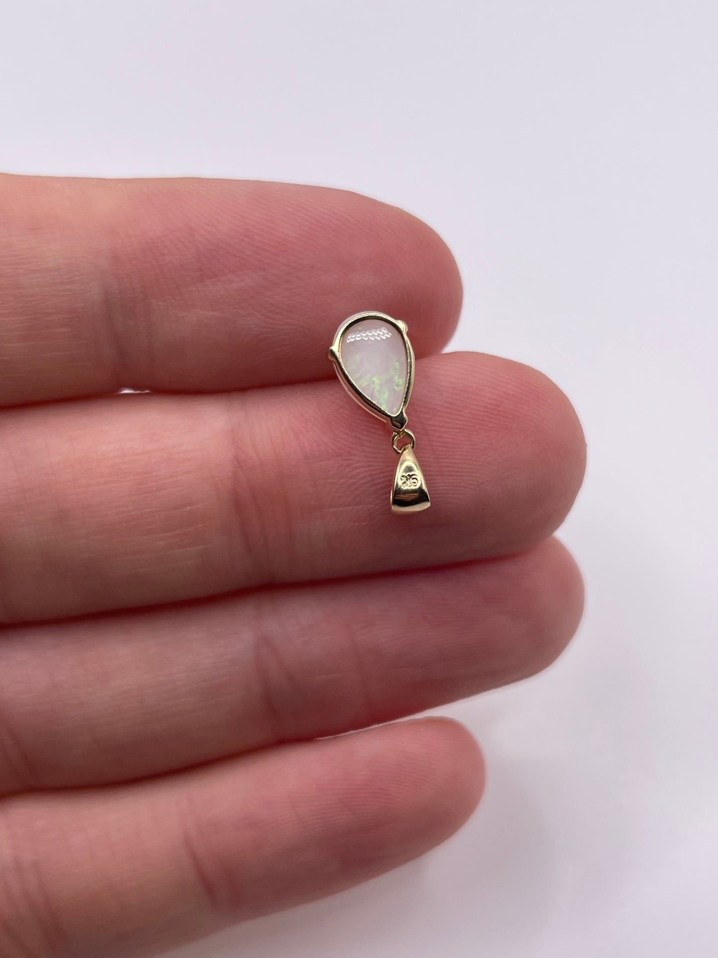 9ct gold opal pendant