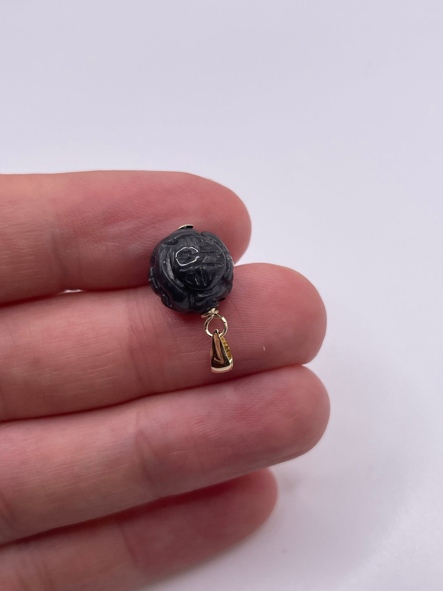 14ct gold carved hardstone pendant