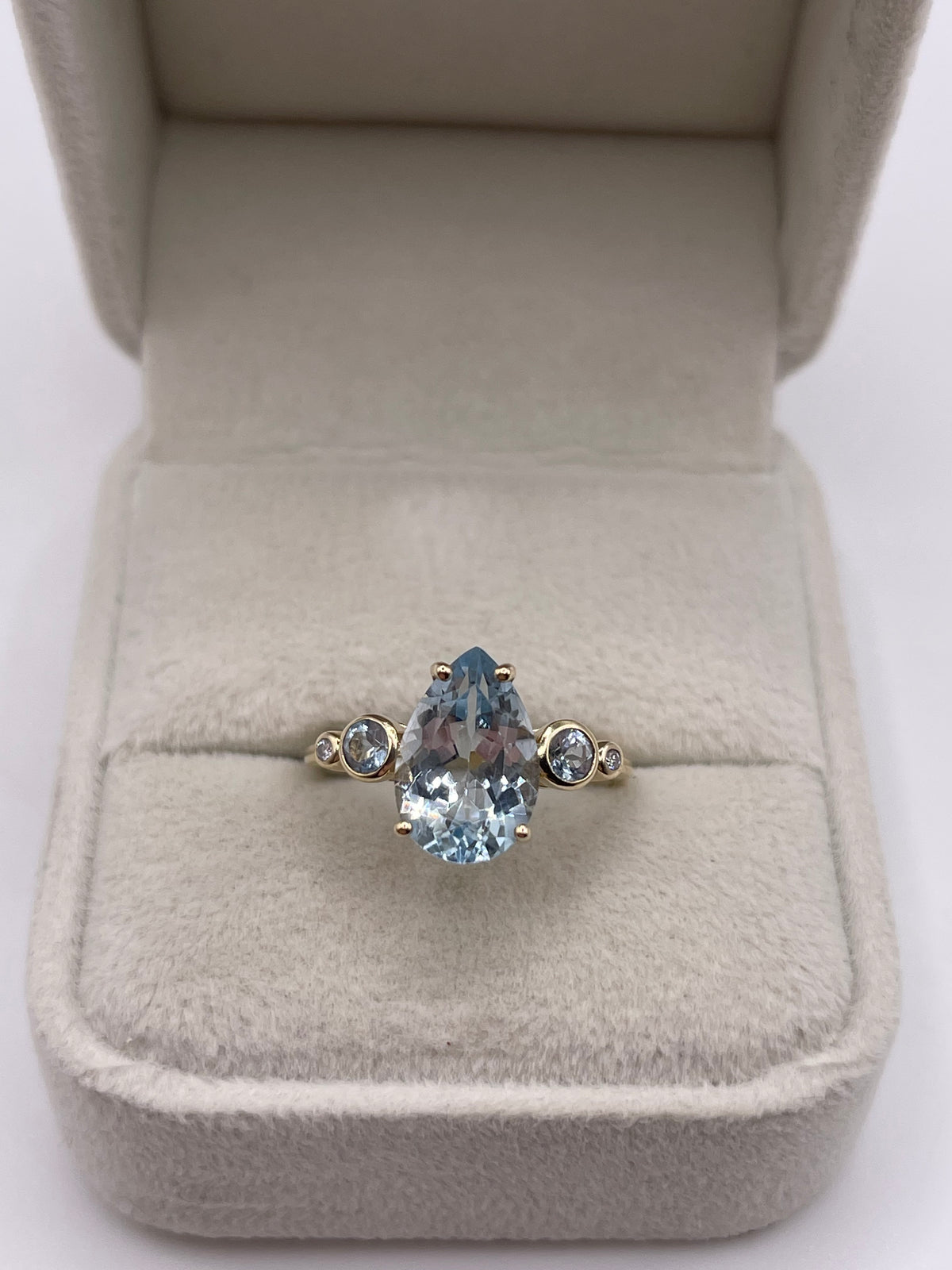 9ct gold topaz and diamond ring