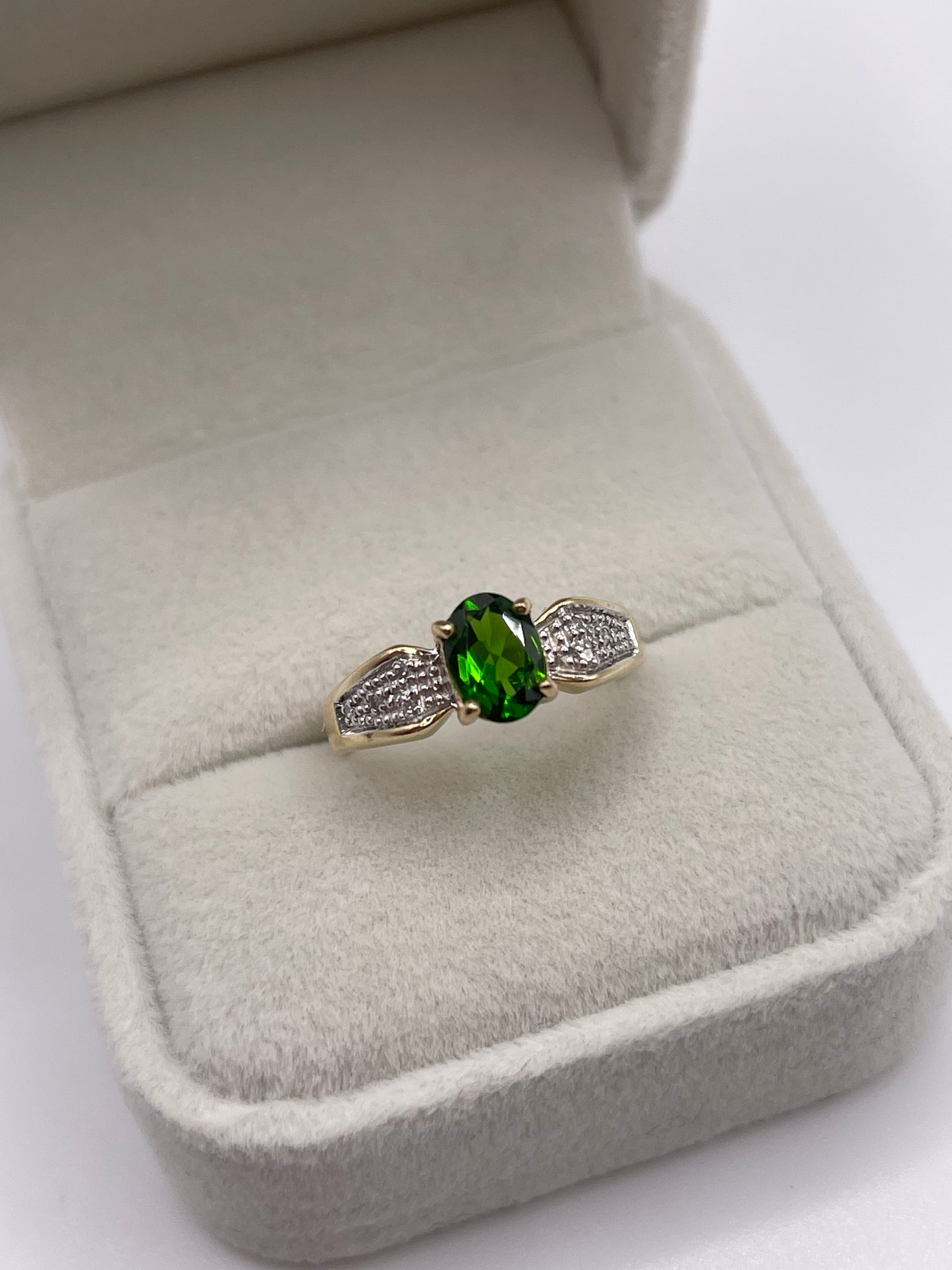 9ct gold diopside and diamond ring