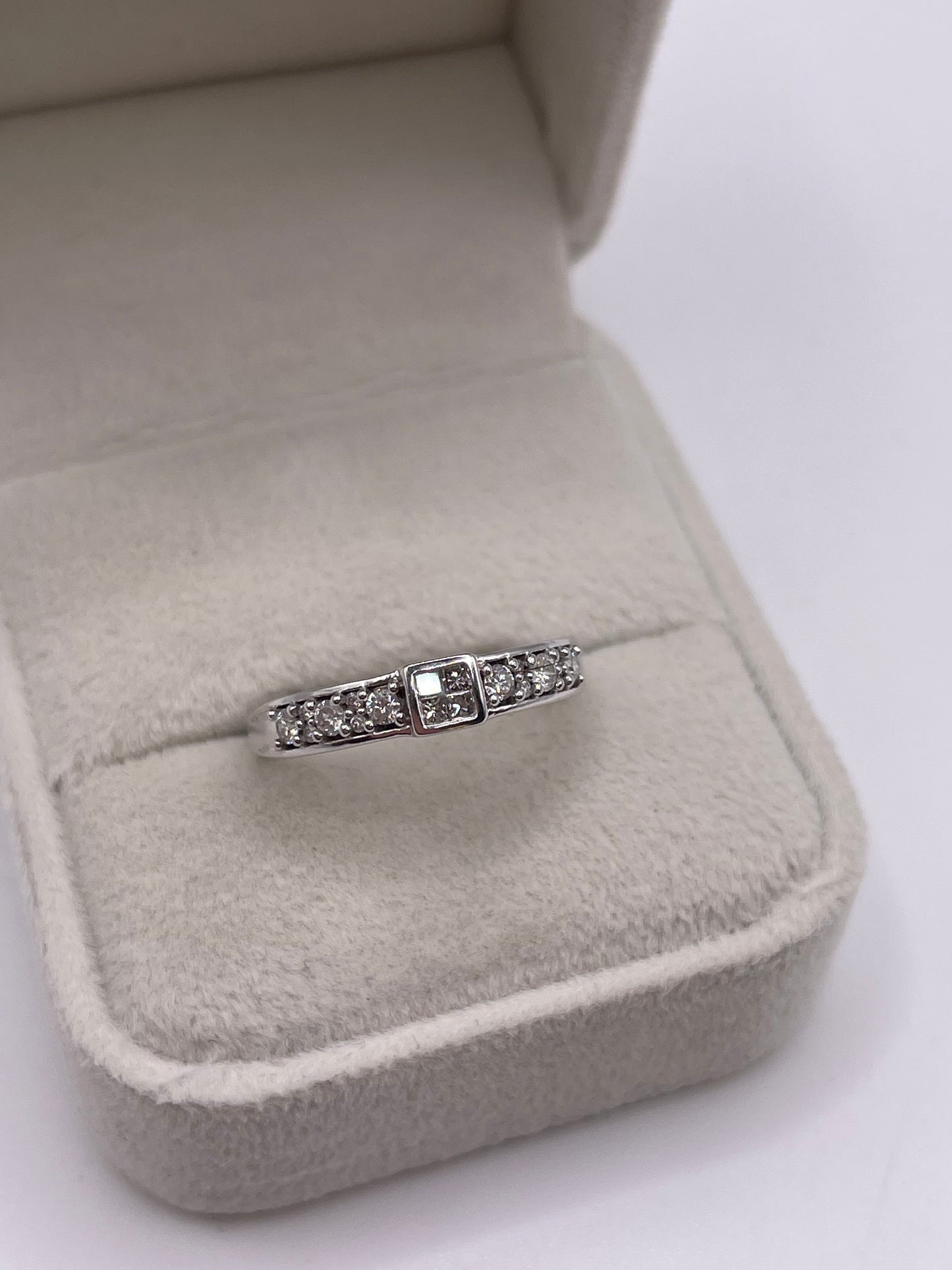 9ct white gold diamond cluster ring