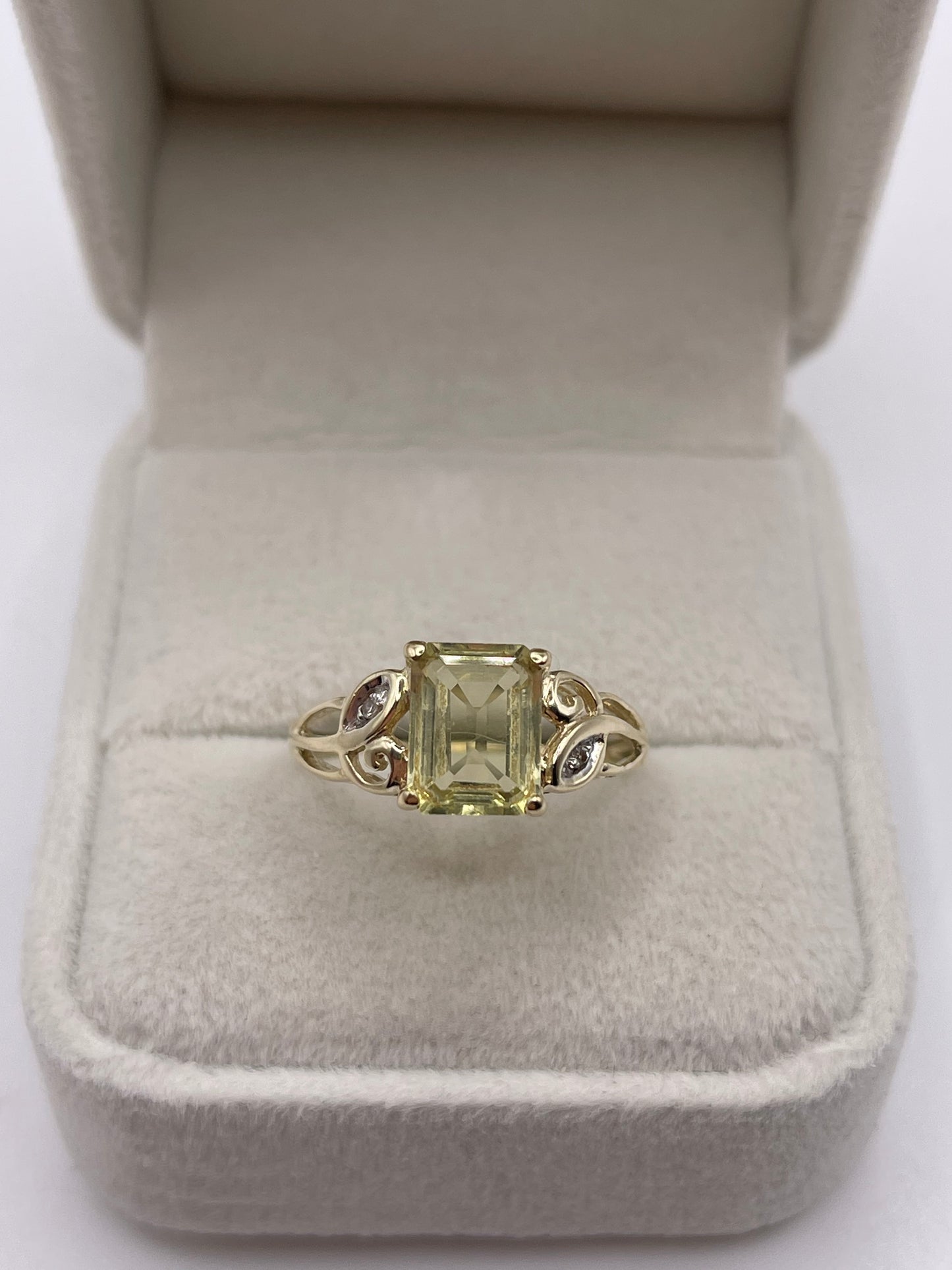 9ct gold quartz and diamond ring